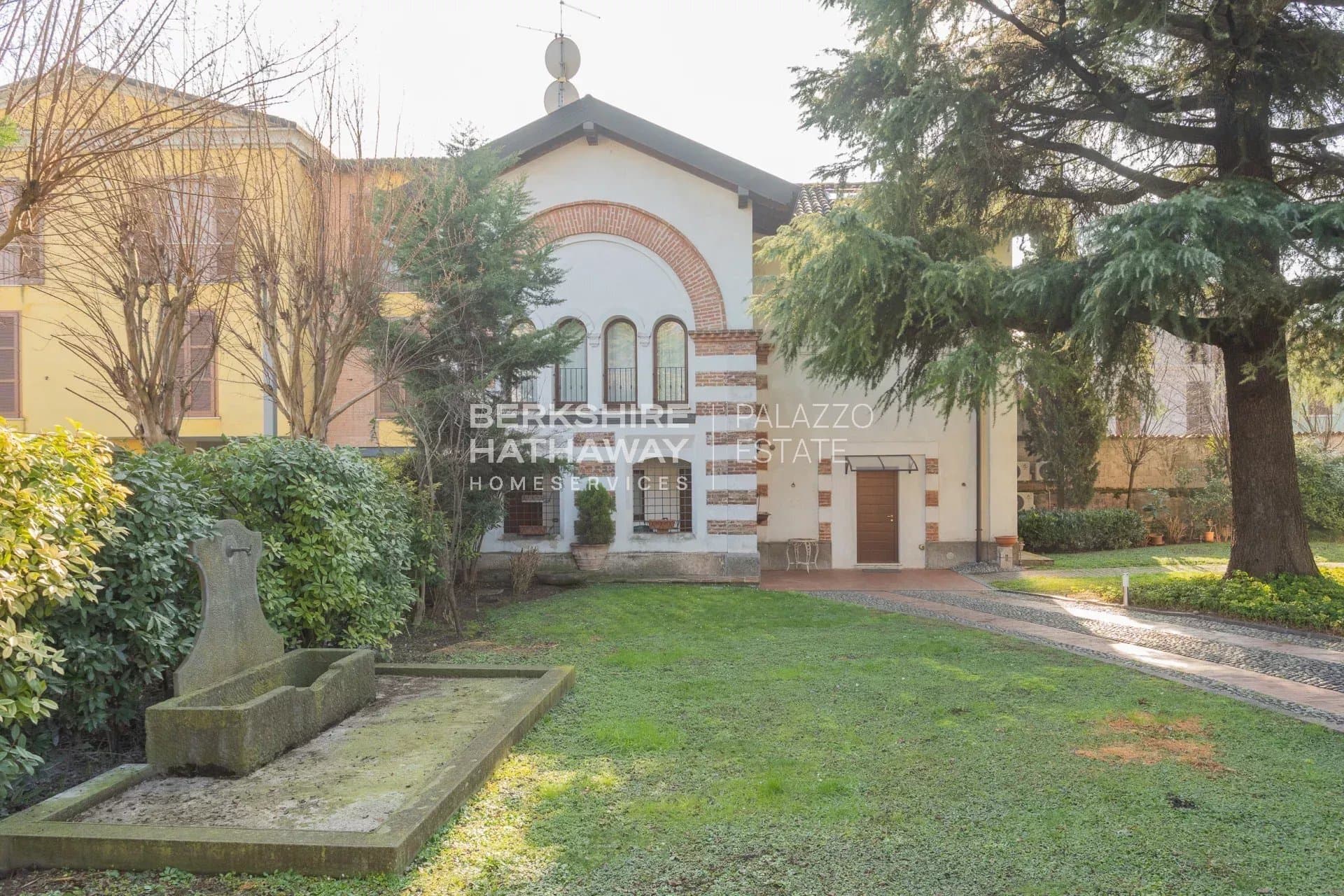 Historic Medieval Castle With Guardhouse And Stable In Lombardy 5