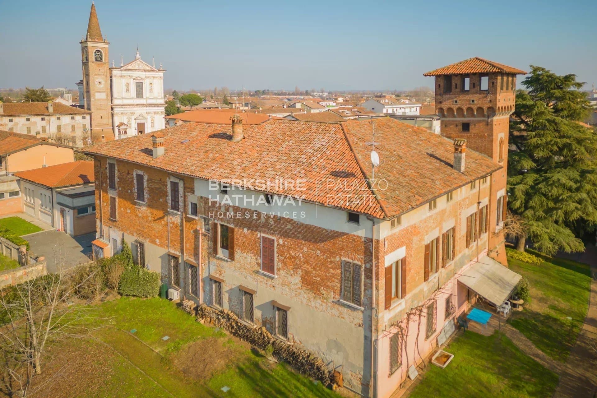 Historic Medieval Castle With Guardhouse And Stable In Lombardy 5