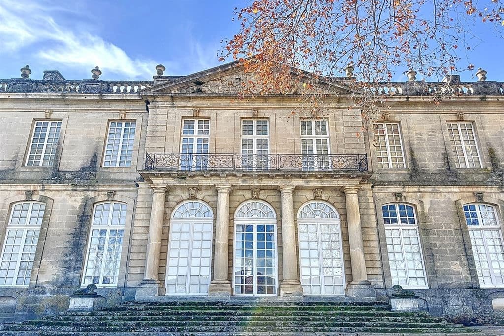 Exceptional Castle in a 15-Hectare Park in Provence 2