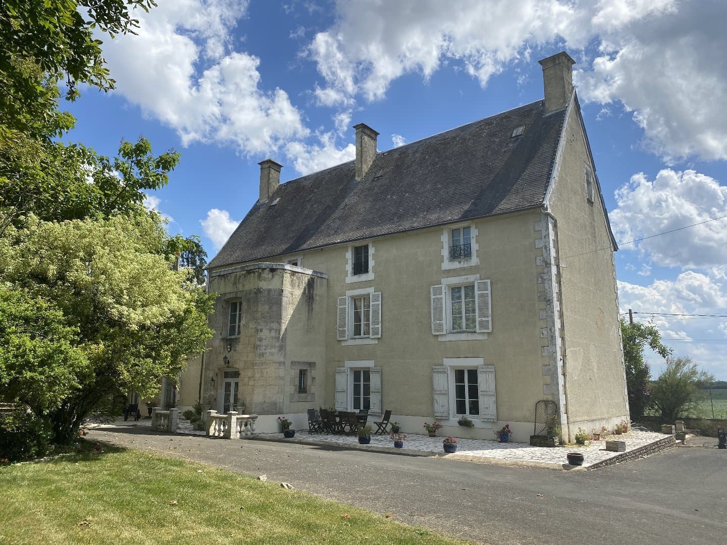 Historic Château With Indoor Pool, Gym, And Equestrian Facilities — Château for sale in France