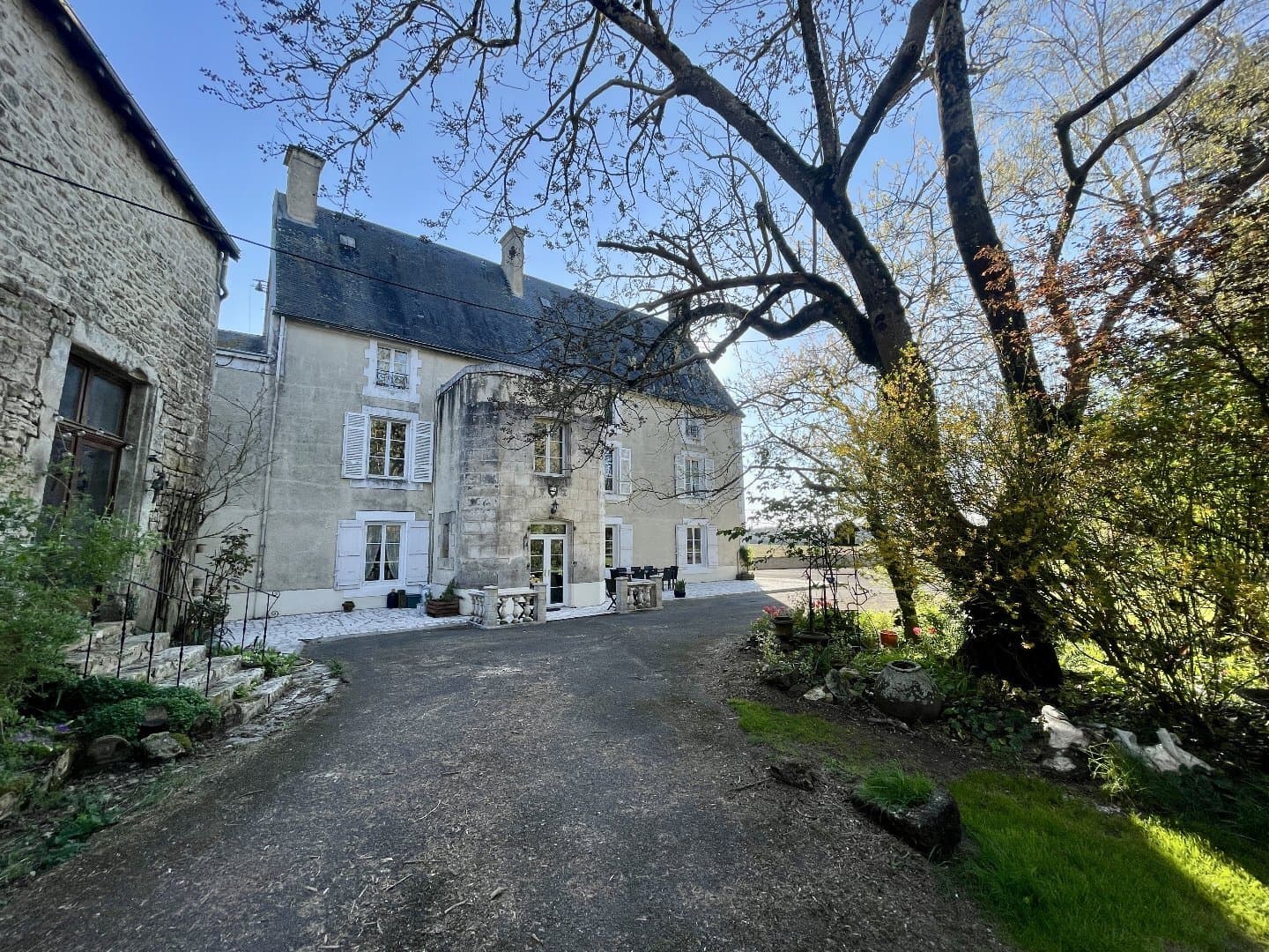 Historic Château With Indoor Pool, Gym, And Equestrian Facilities 2