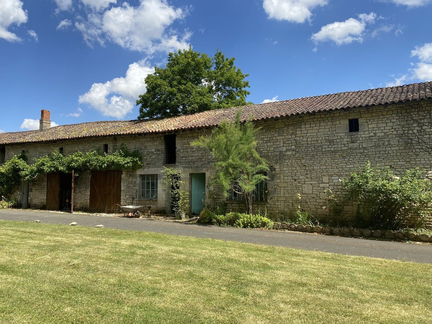 Historic Château With Indoor Pool, Gym, And Equestrian Facilities 3