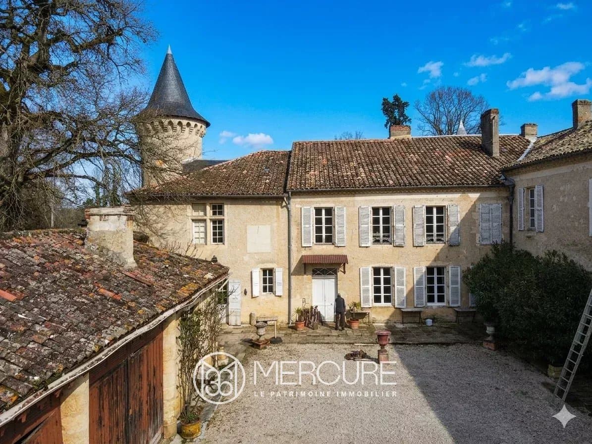 Historic Castle With Inner Courtyard And Chapel In Scenic Grounds 2