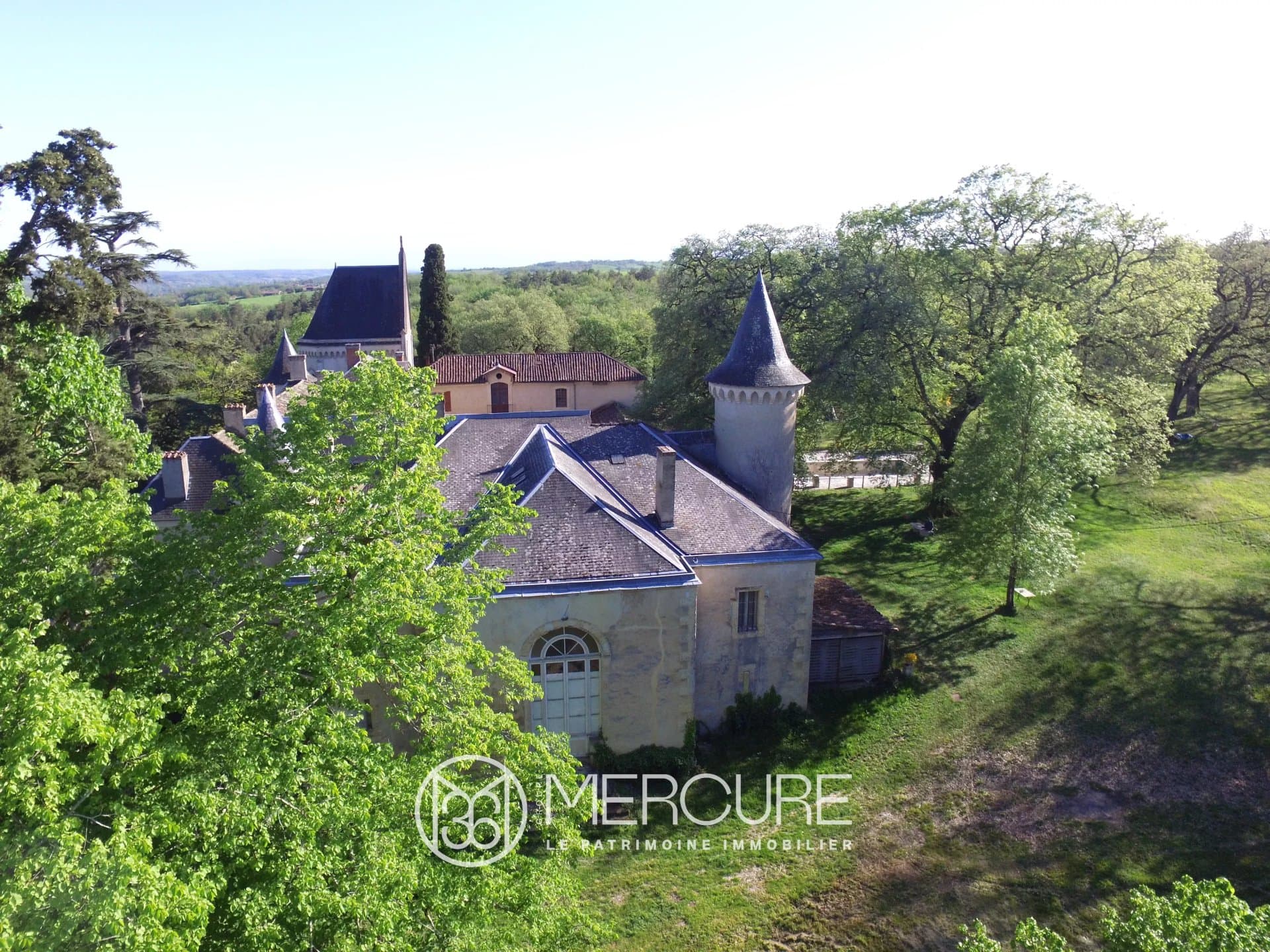 Historic Castle With Inner Courtyard And Chapel In Scenic Grounds 3