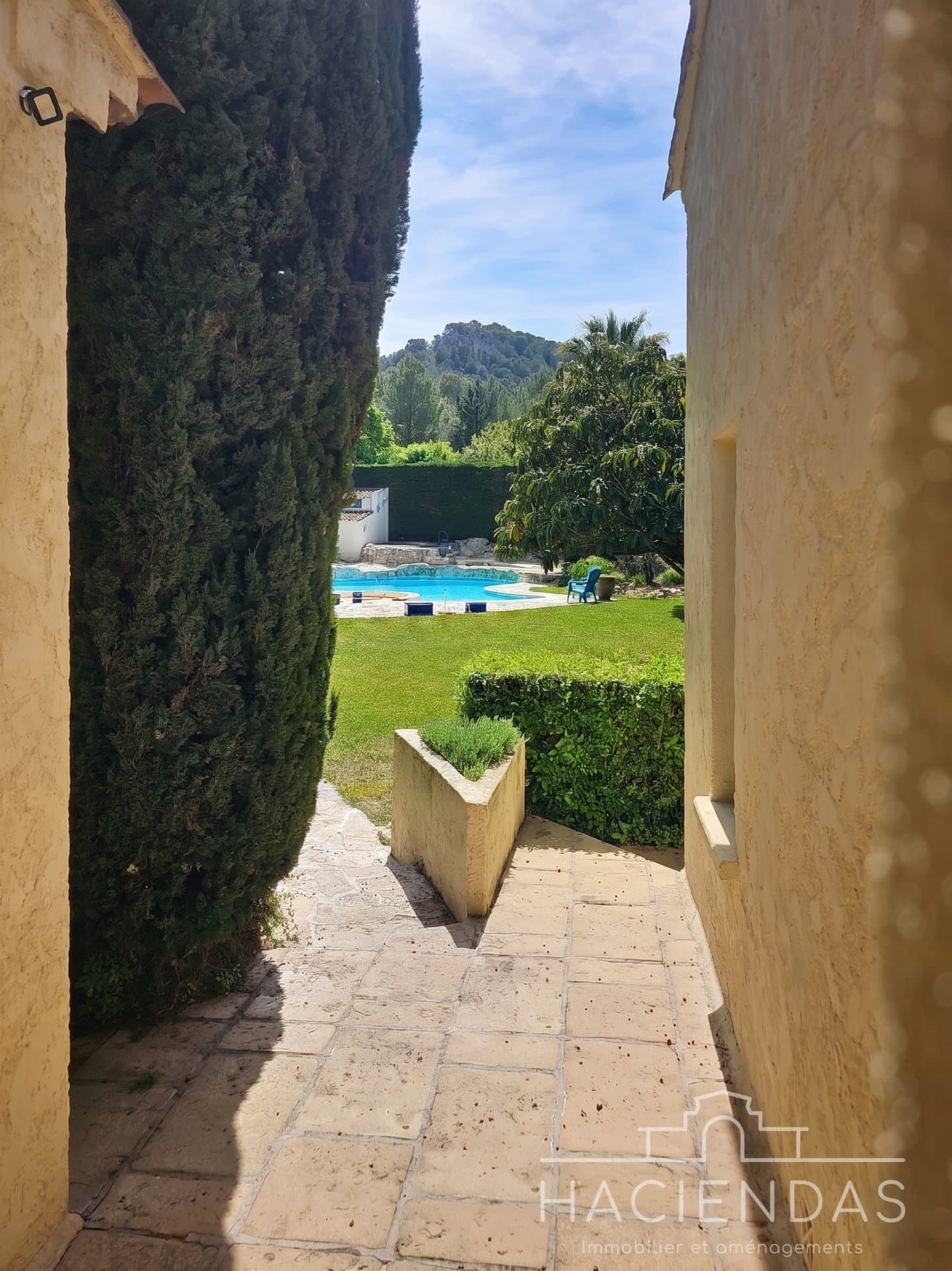 Elegant Character Property with Pool and Landscaped Garden Near Aix En Provence 5