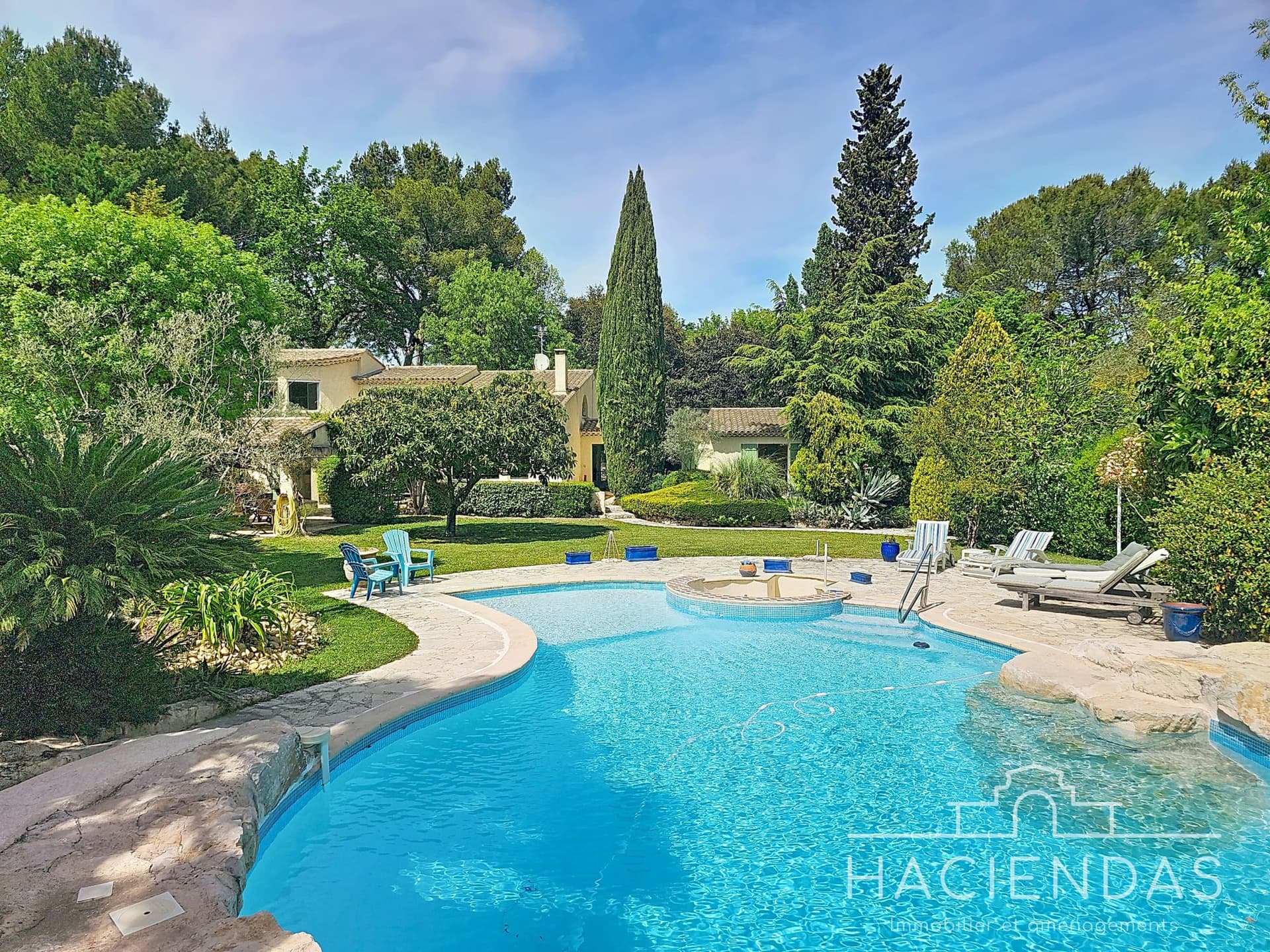 Elegant Character Property with Pool and Landscaped Garden Near Aix En Provence 3