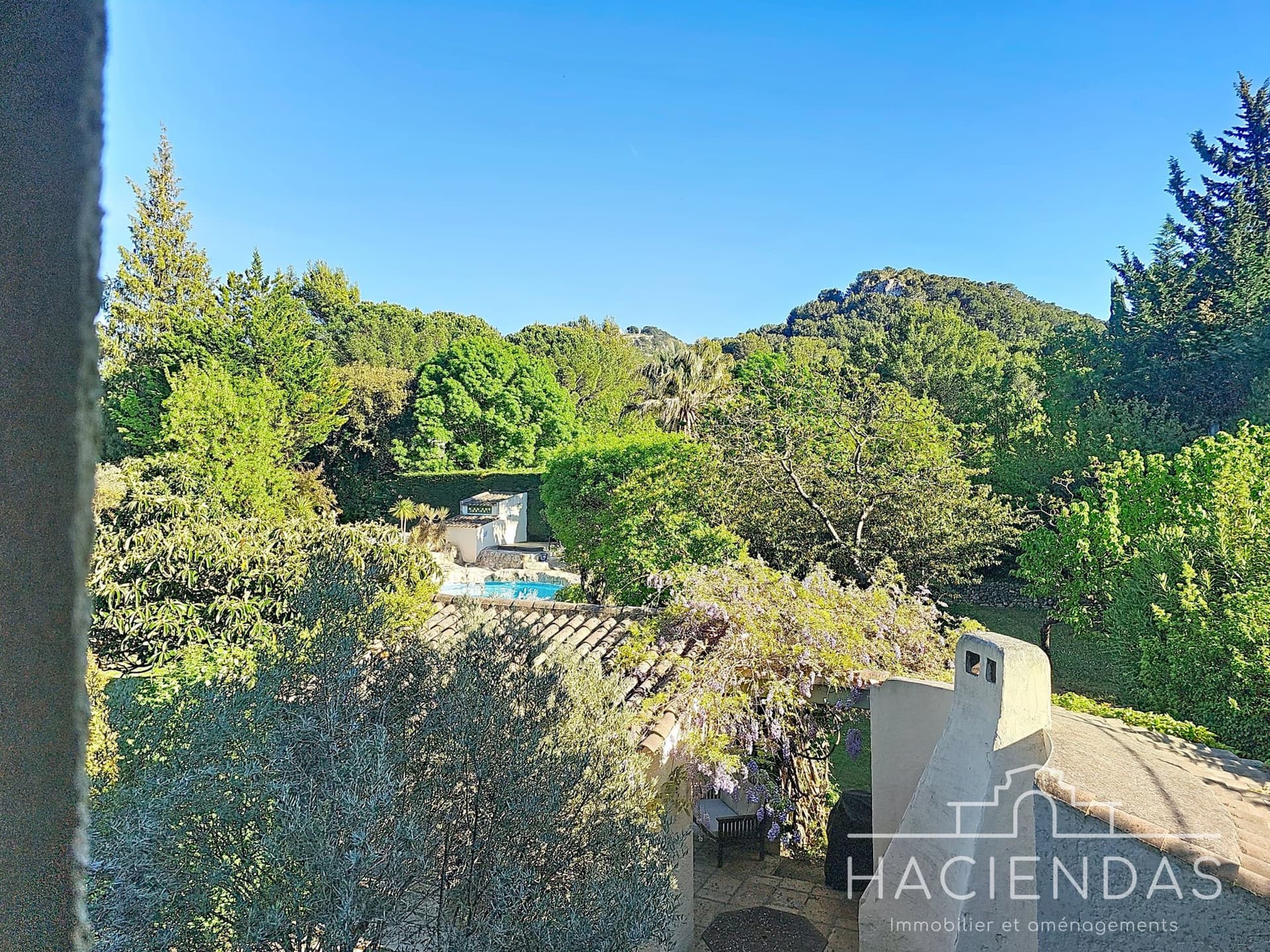 Elegant Character Property with Pool and Landscaped Garden Near Aix En Provence 4