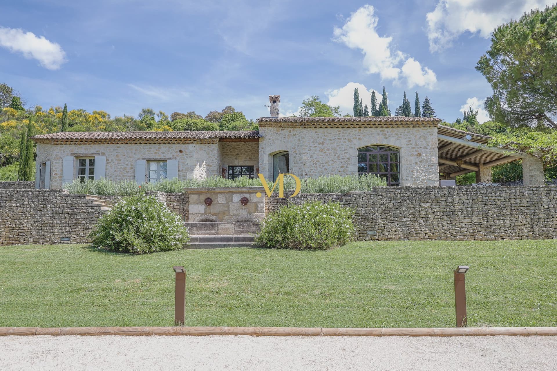 Exceptional Provençal Property With Panoramic Views And Swimming Pool 2