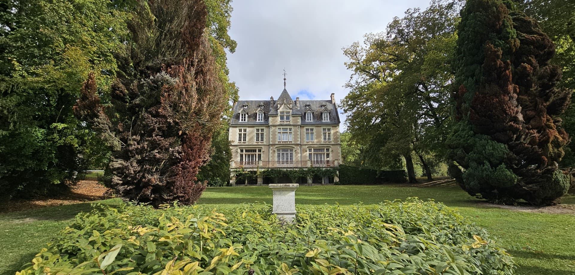 19th Century Château With Equestrian Estate And Outbuildings — Château for sale in Centre-Val de Loire, France