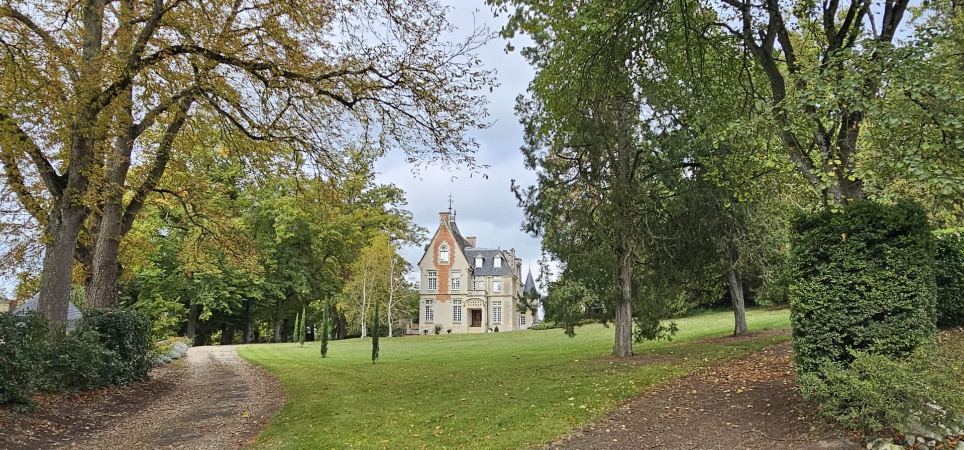 19th Century Château With Equestrian Estate And Outbuildings 3