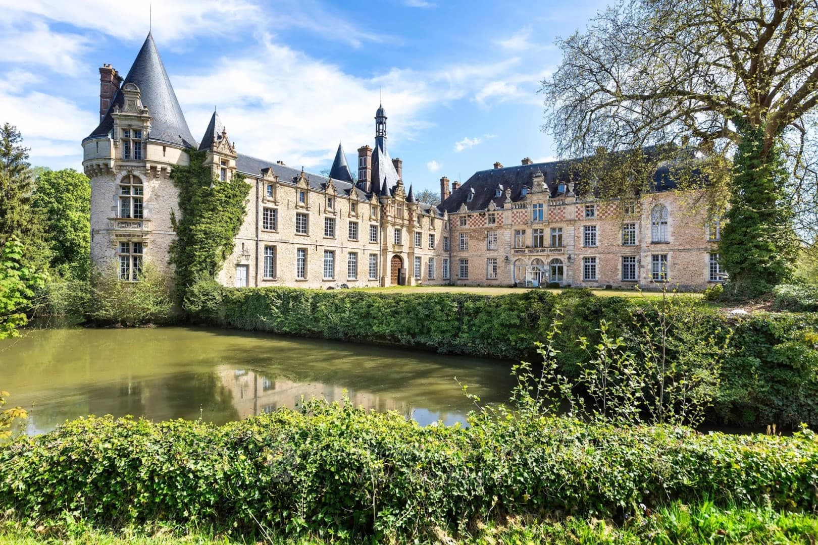 Château d'Esclimont 4000.0 Sqm 50 Bedrooms 2