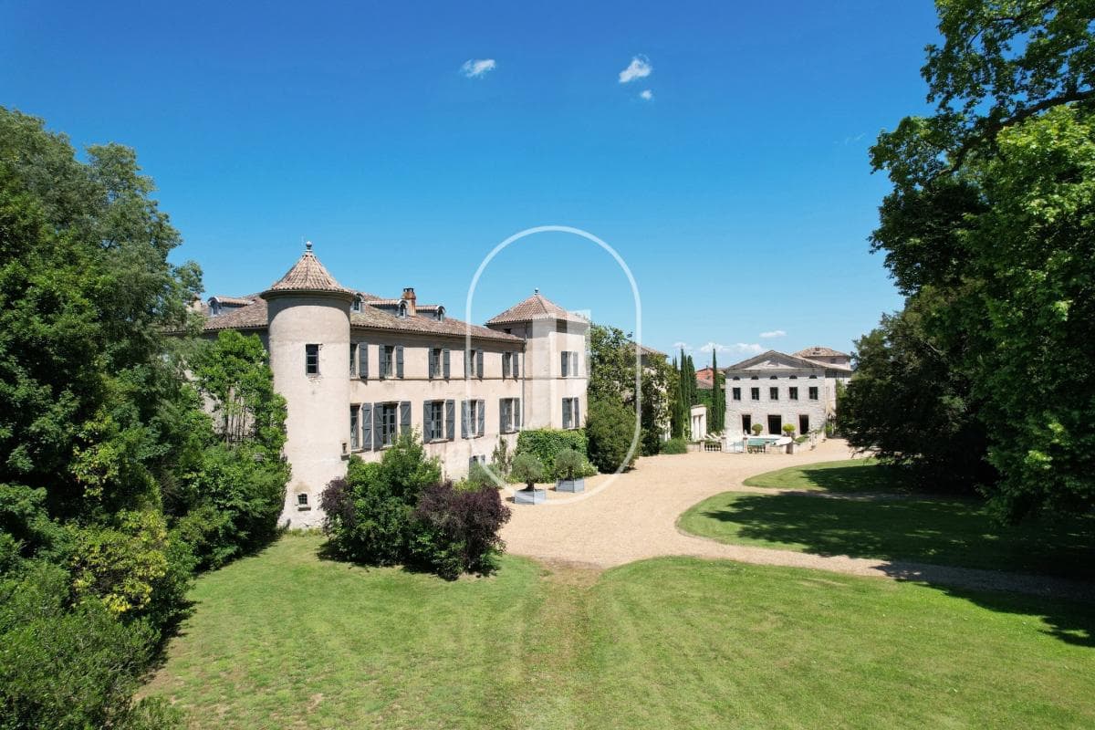 Historic Château with Extensive Grounds and Exceptional Features 3