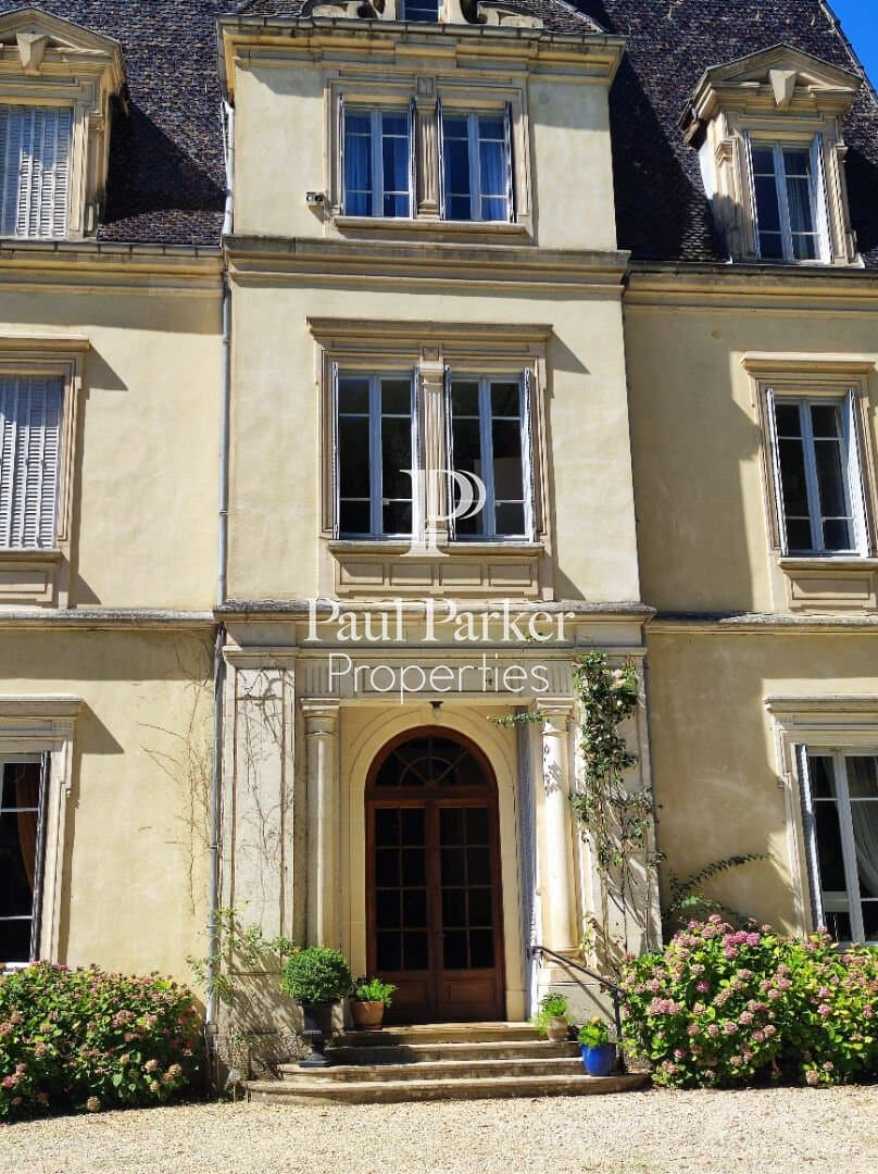 Château Set Within 9 Hectares of Landscaped Grounds