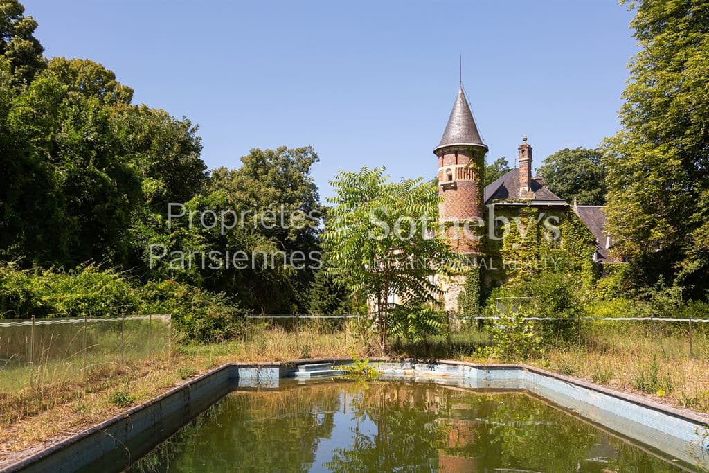 Magnificent 16th Century Château With Development Potential 4
