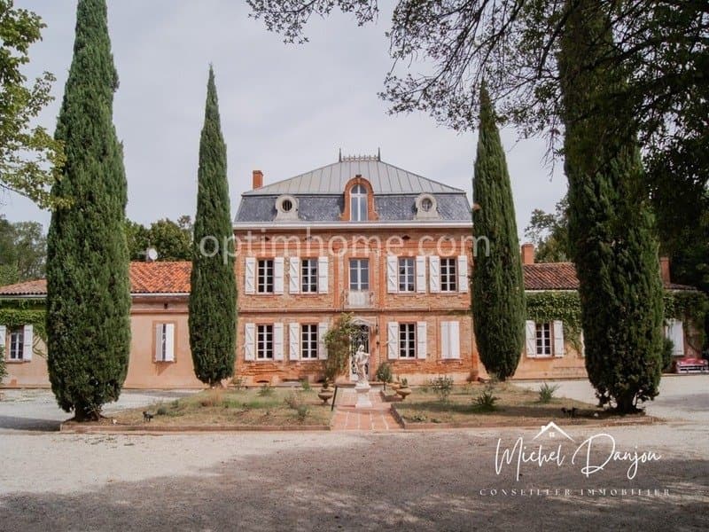 Renovated 18th Century Castle with Pool and Park Near Toulouse