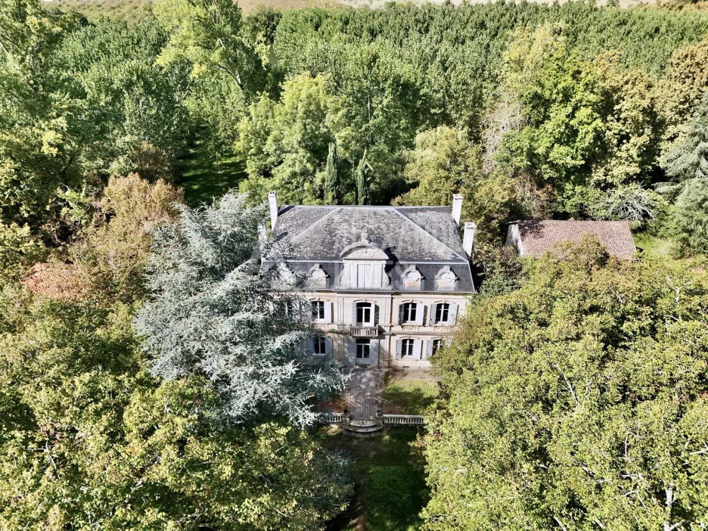 Elegant Château with Spacious Bedrooms and Landscaped Park 3