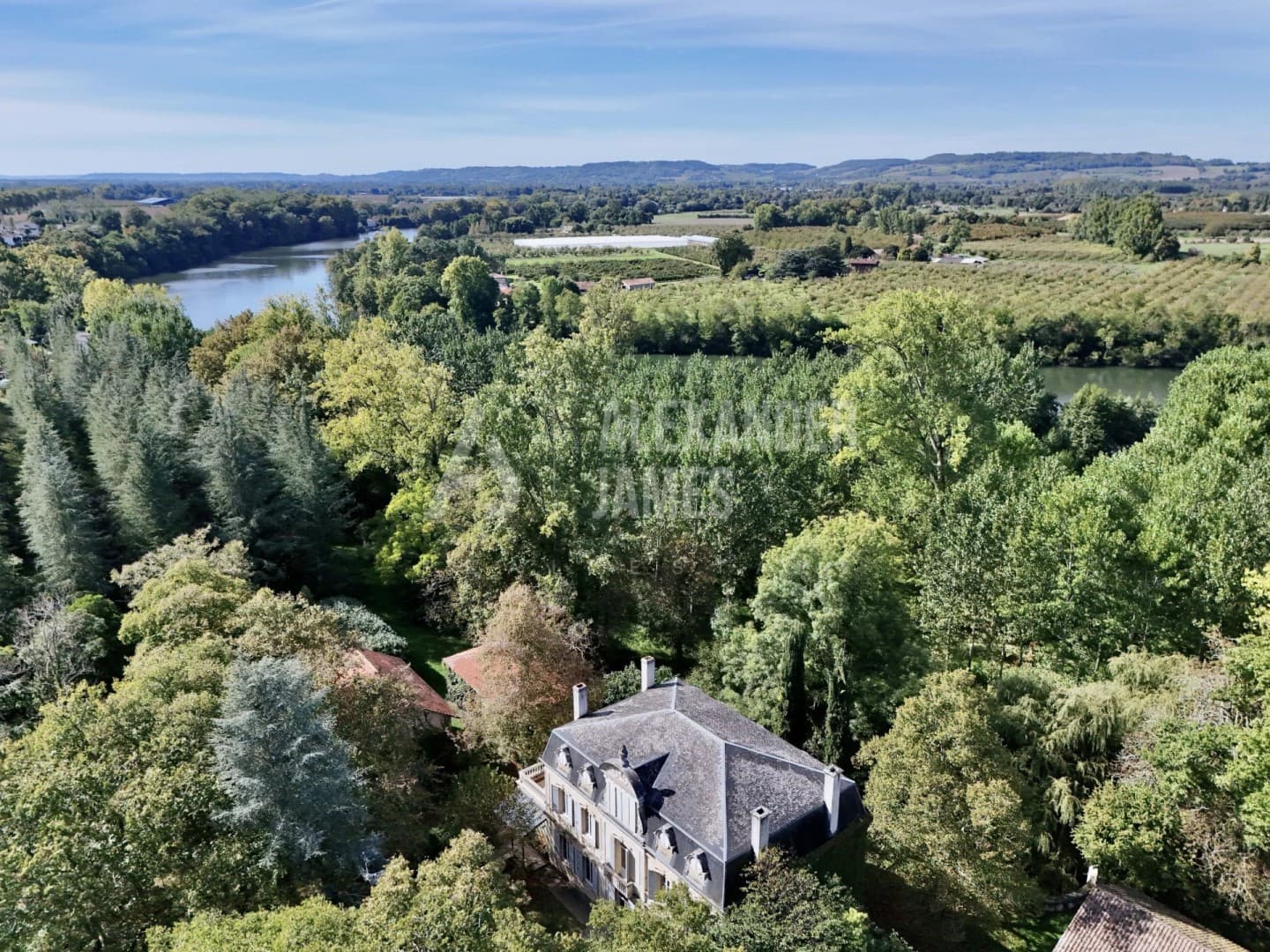 Elegant Château with Spacious Bedrooms and Landscaped Park 4