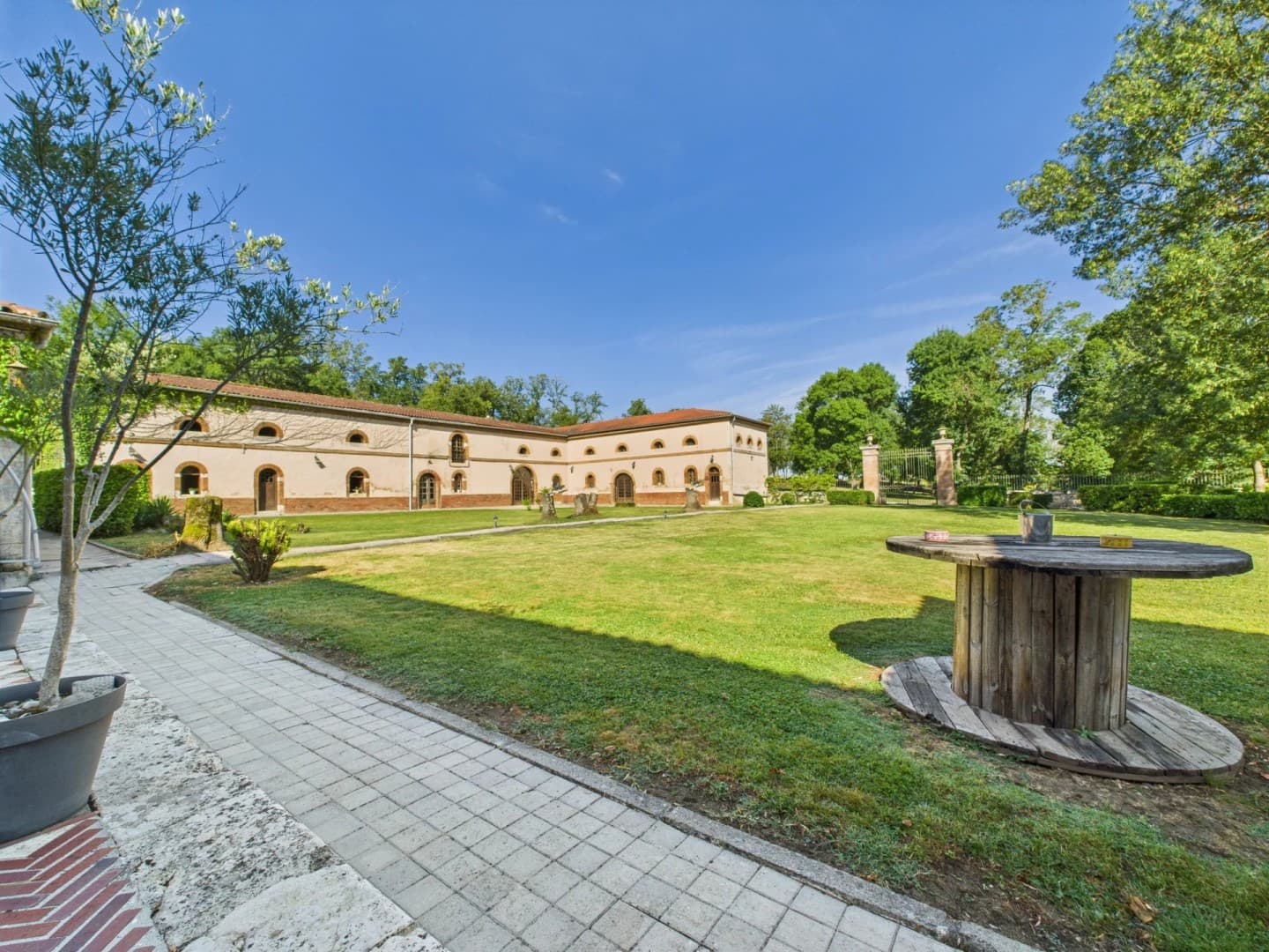 Majestic Château with 11 Bedrooms and Expansive Grounds 2