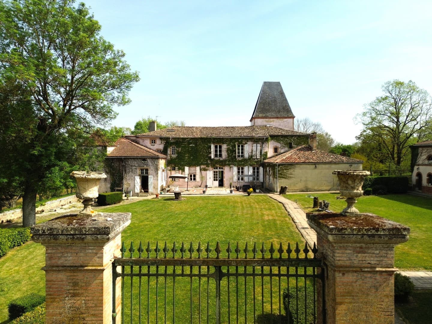 Majestic Château with 11 Bedrooms and Expansive Grounds 3