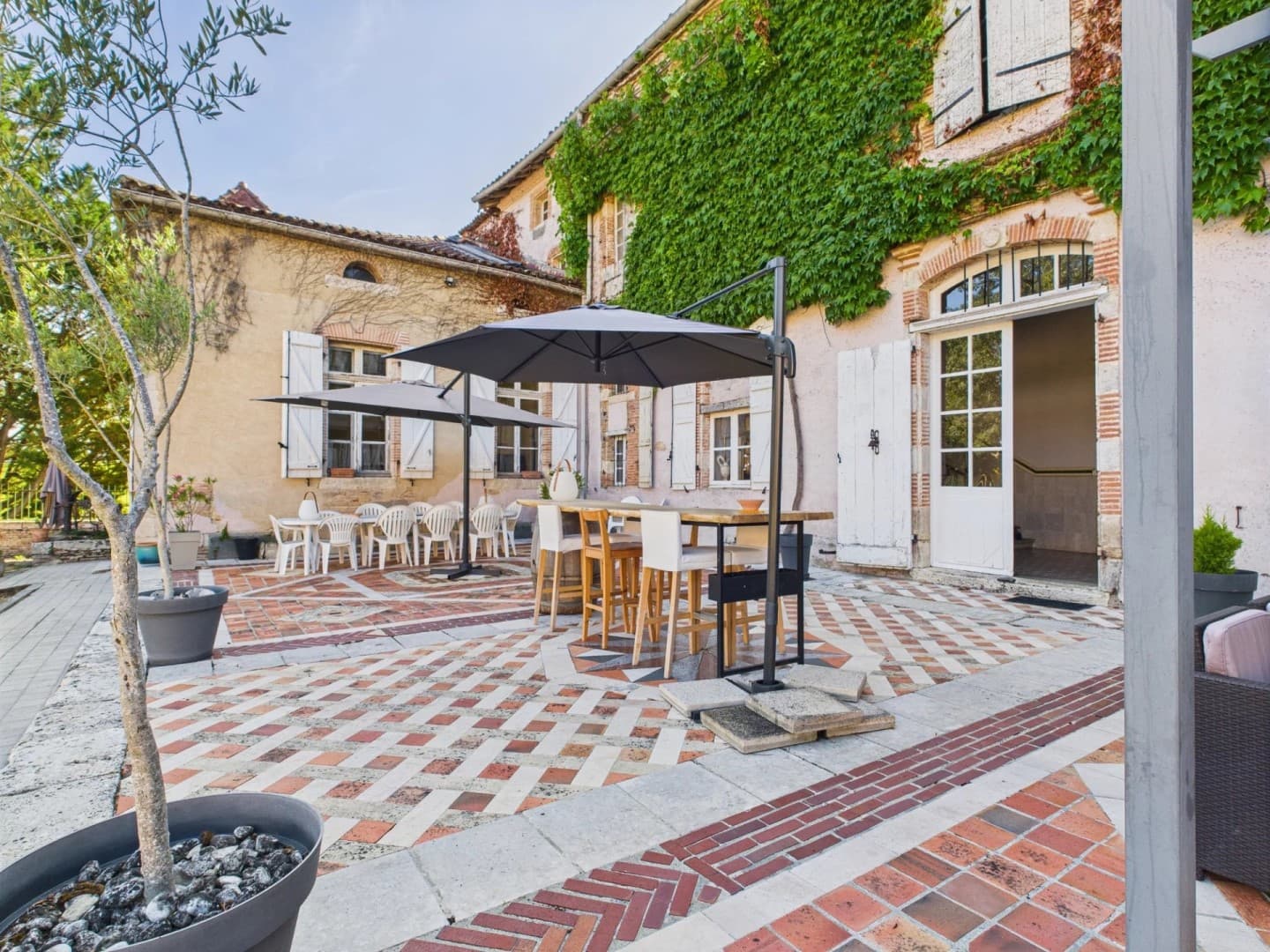 Majestic Château with 11 Bedrooms and Expansive Grounds 4