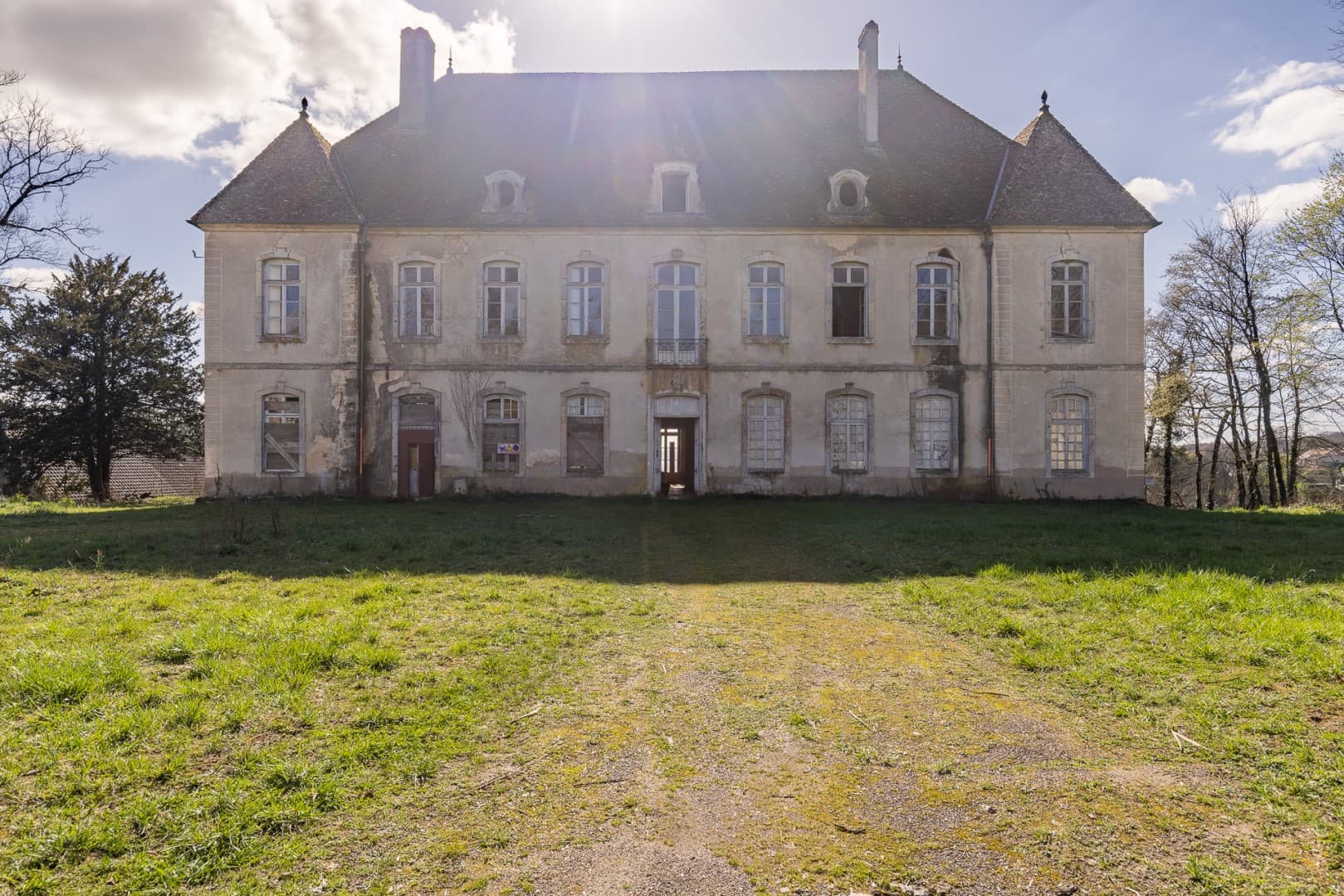 1741 Castle With 1500 Sqm And 16 Rooms — in Saône-et-Loire, Burgundy