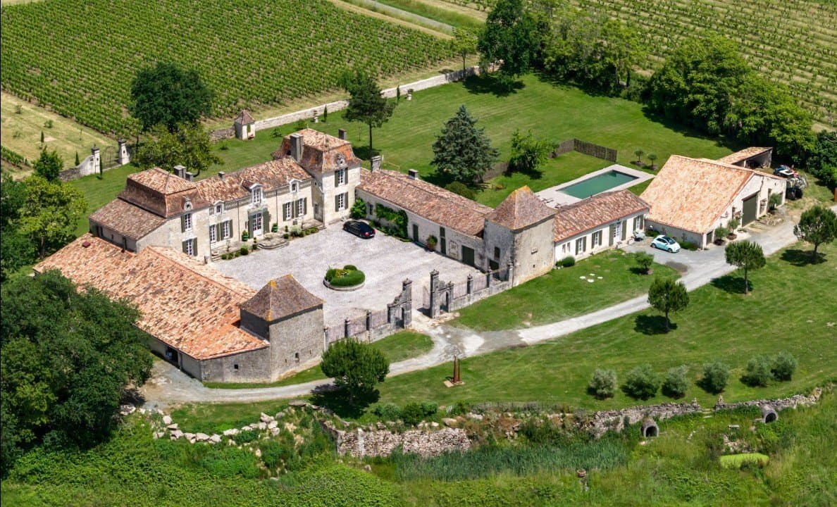 Elegant 18th Century Château With Vineyard And Swimming Pool 3