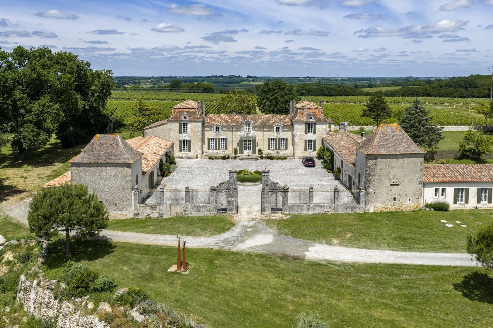 Elegant 18th Century Château With Vineyard And Swimming Pool 4