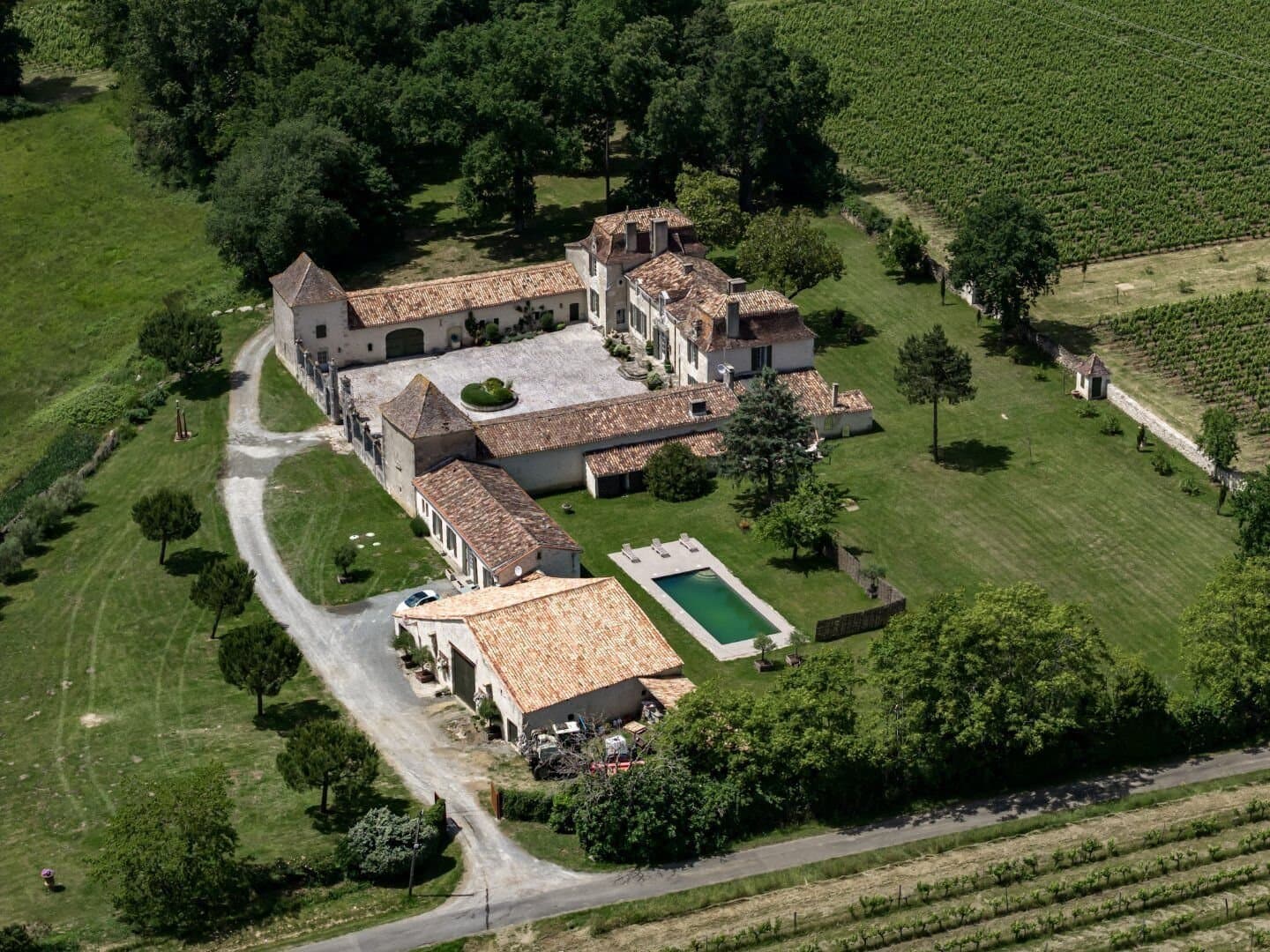 Elegant 18th Century Château With Vineyard And Swimming Pool 5