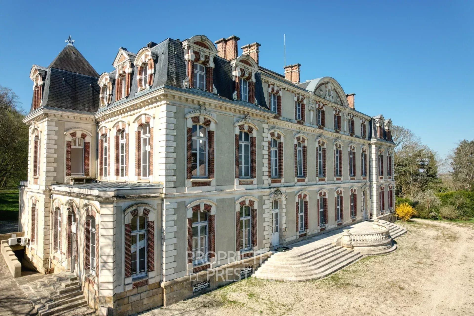 18th Century Château With Extensive Facilities On 12.5 Hectare Estate 4