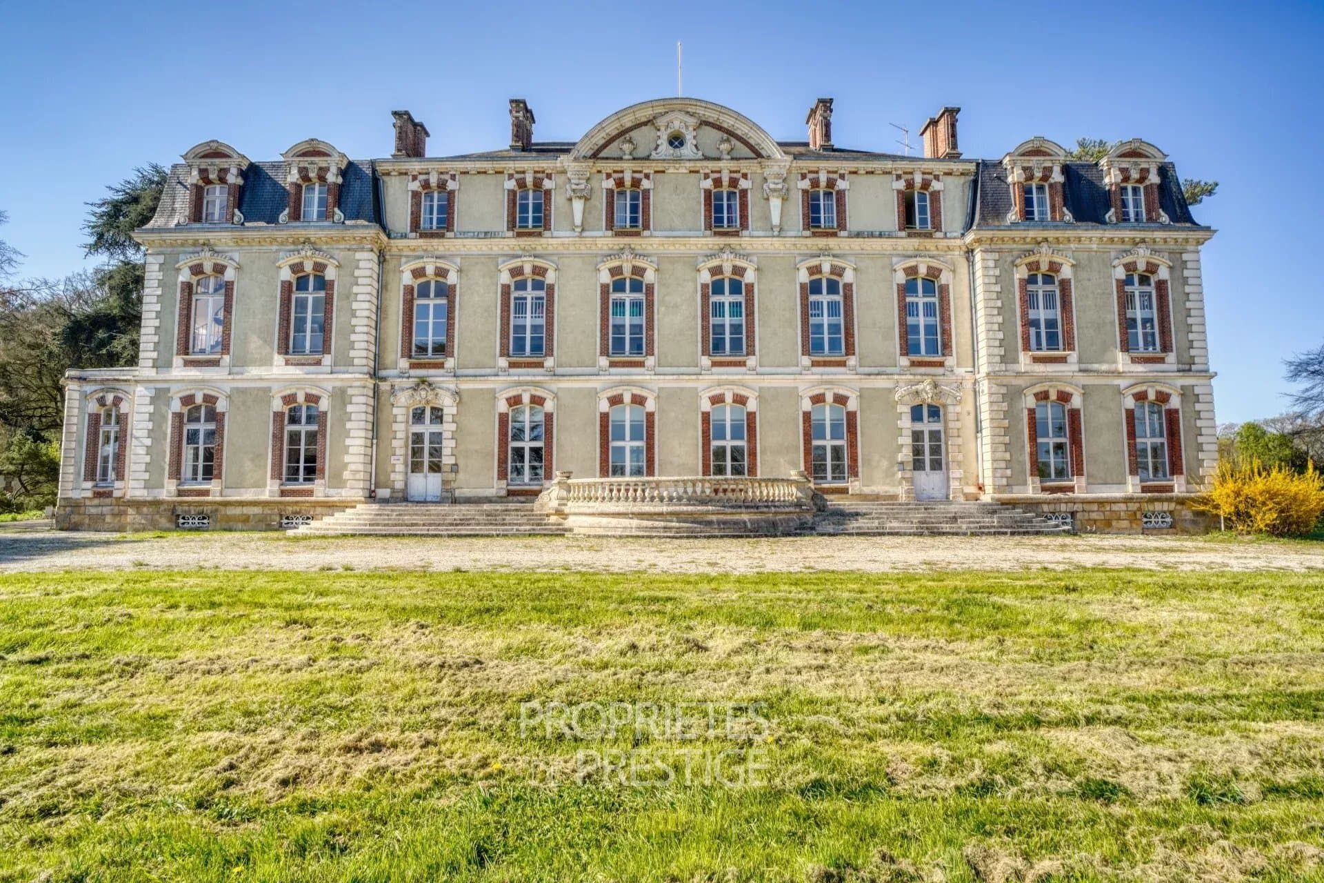 18th Century Château With Extensive Facilities On 12.5 Hectare Estate 5