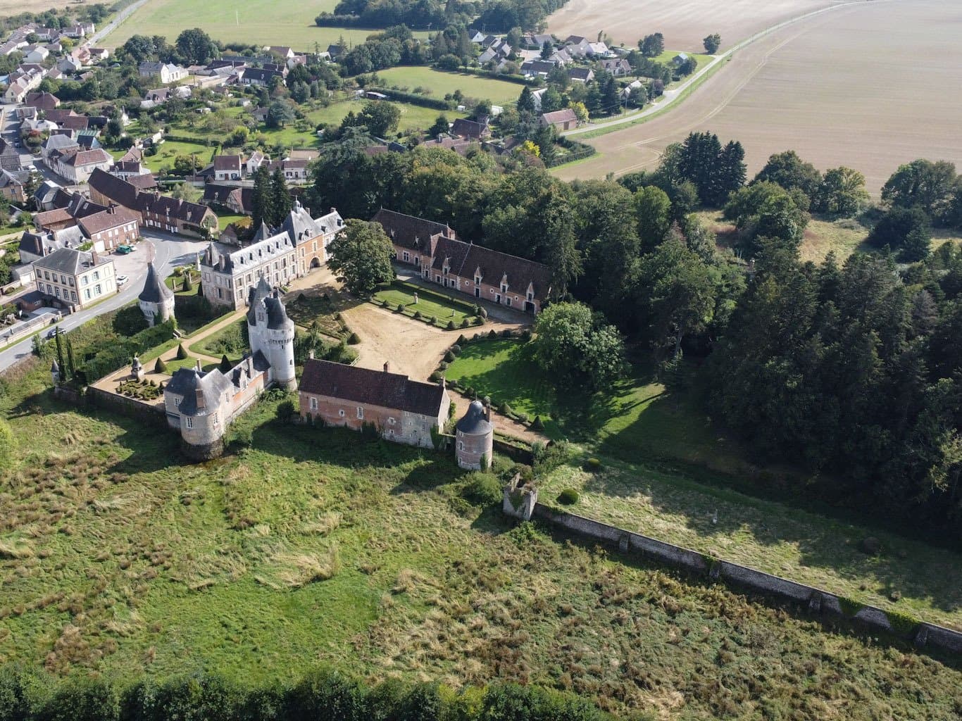 Historic Castle With 20 Hectares Park 120km From Paris 4