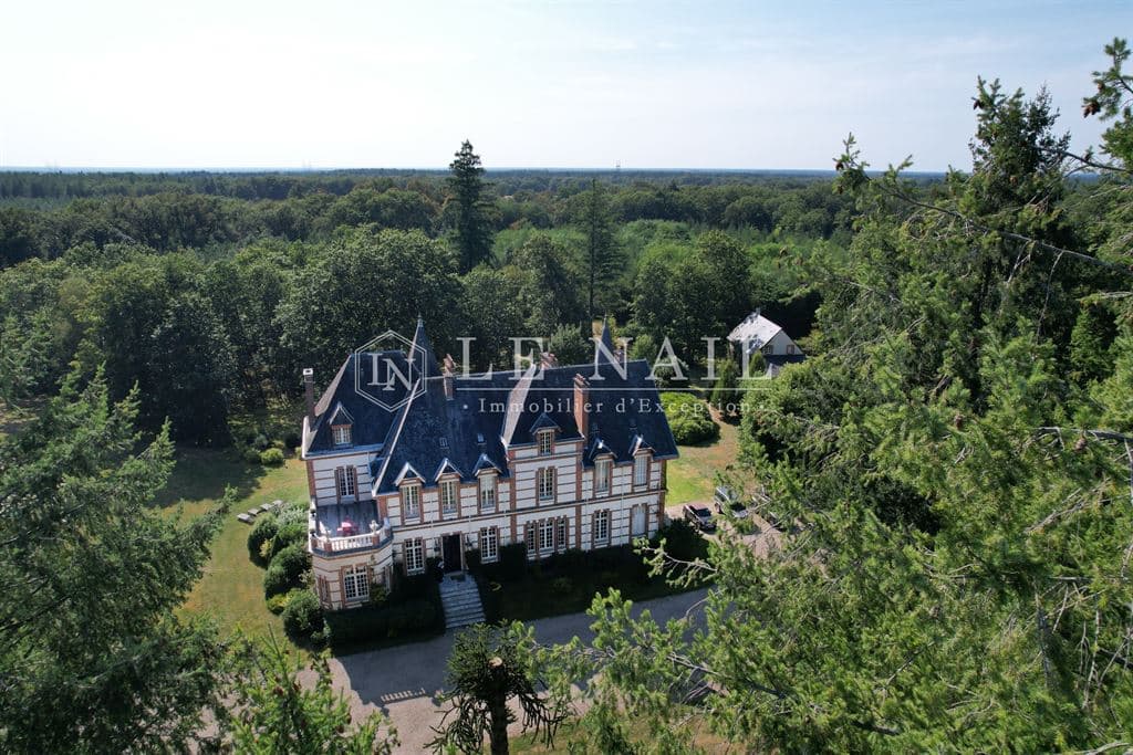 Elegant Château Surrounded By 200 Hectares Of Private Woodland 5