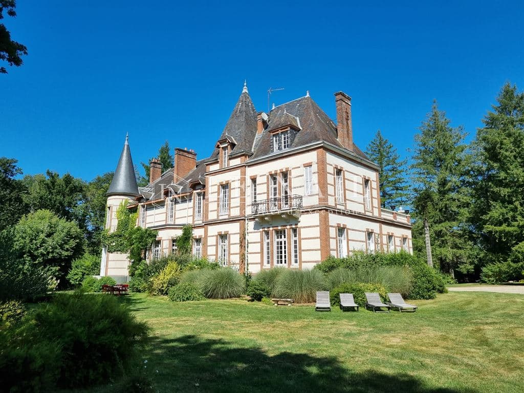 Elegant Château Surrounded By 200 Hectares Of Private Woodland 3