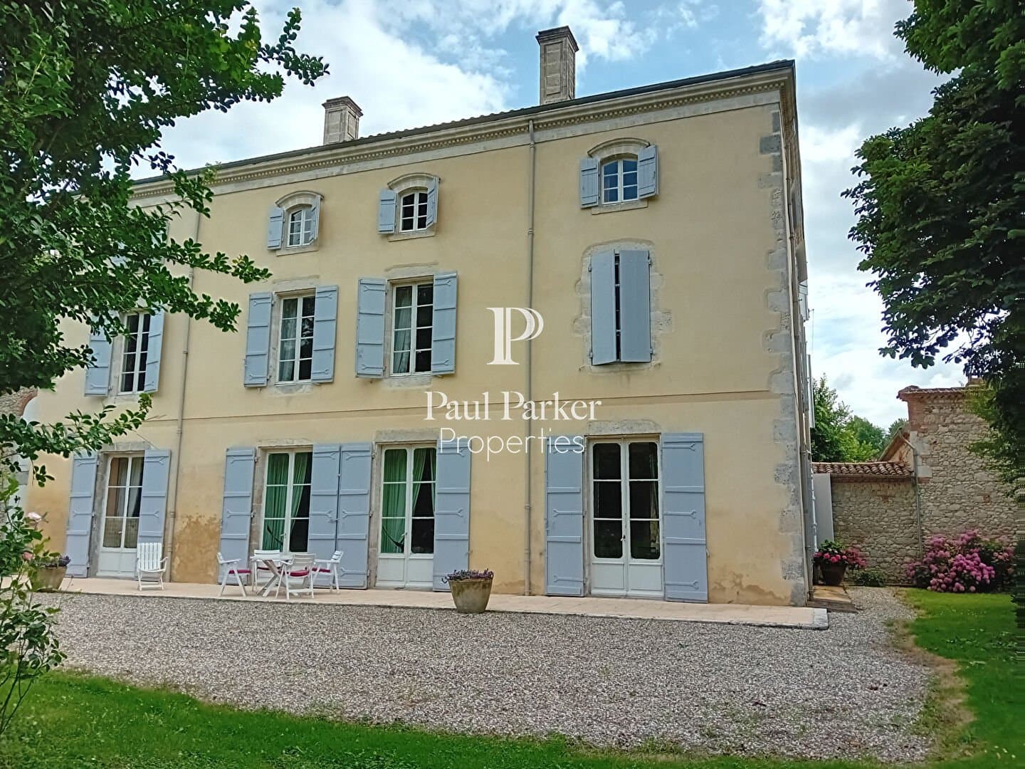 Charming 19th Century Manor House With Pool And Chapel Set In 17 Hectares — Manor House for sale in Agen, France