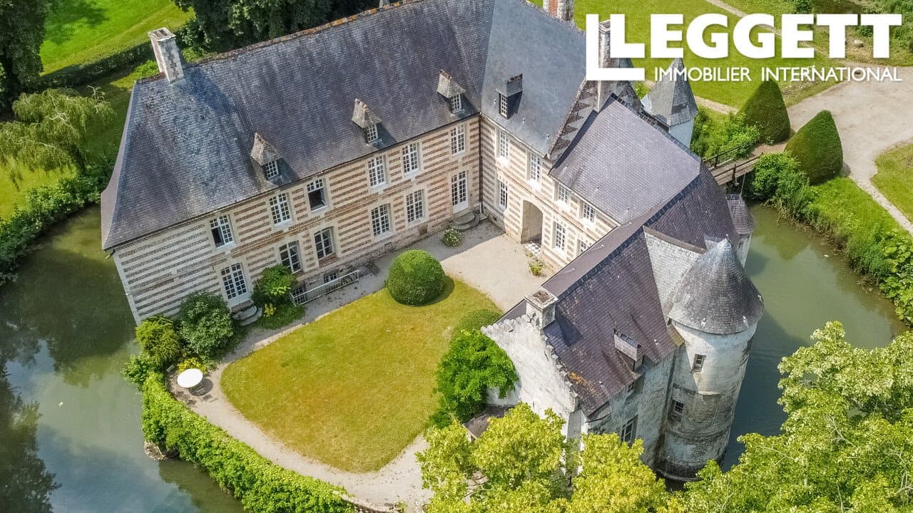 Elegant 15th Century Château With Moat And Drawbridge 2