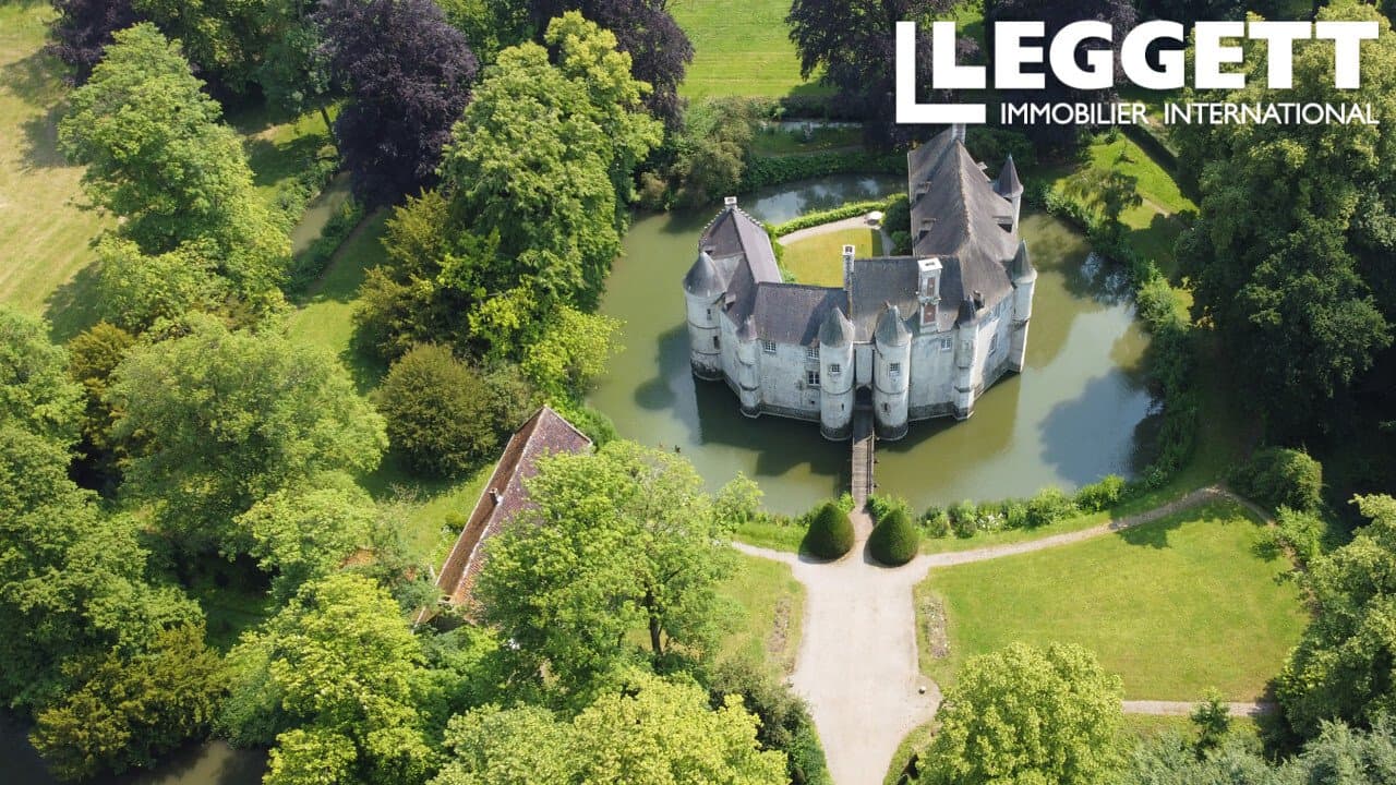 Elegant 15th Century Château With Moat And Drawbridge 3