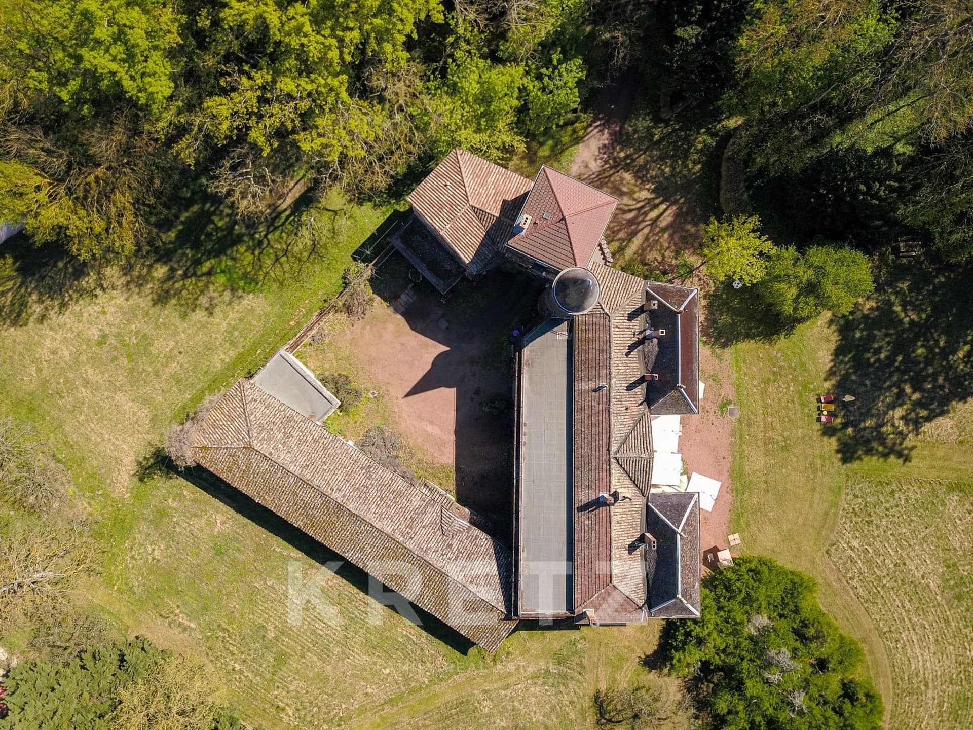 Elegant Château with 10 Bedrooms and 2.5 Hectares in Beaujolais 5