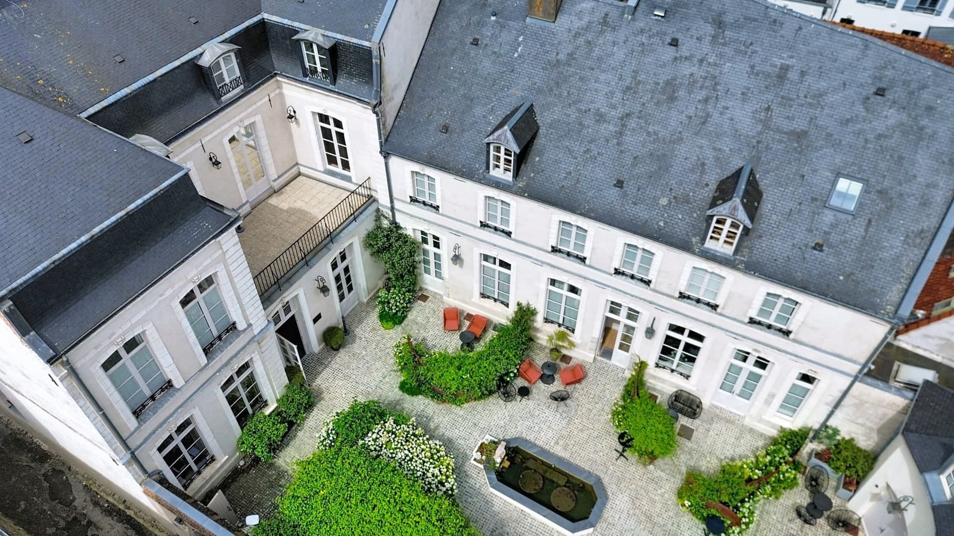 Historic Boutique Hotel in Montreuil-sur-Mer with 14 Rooms 2