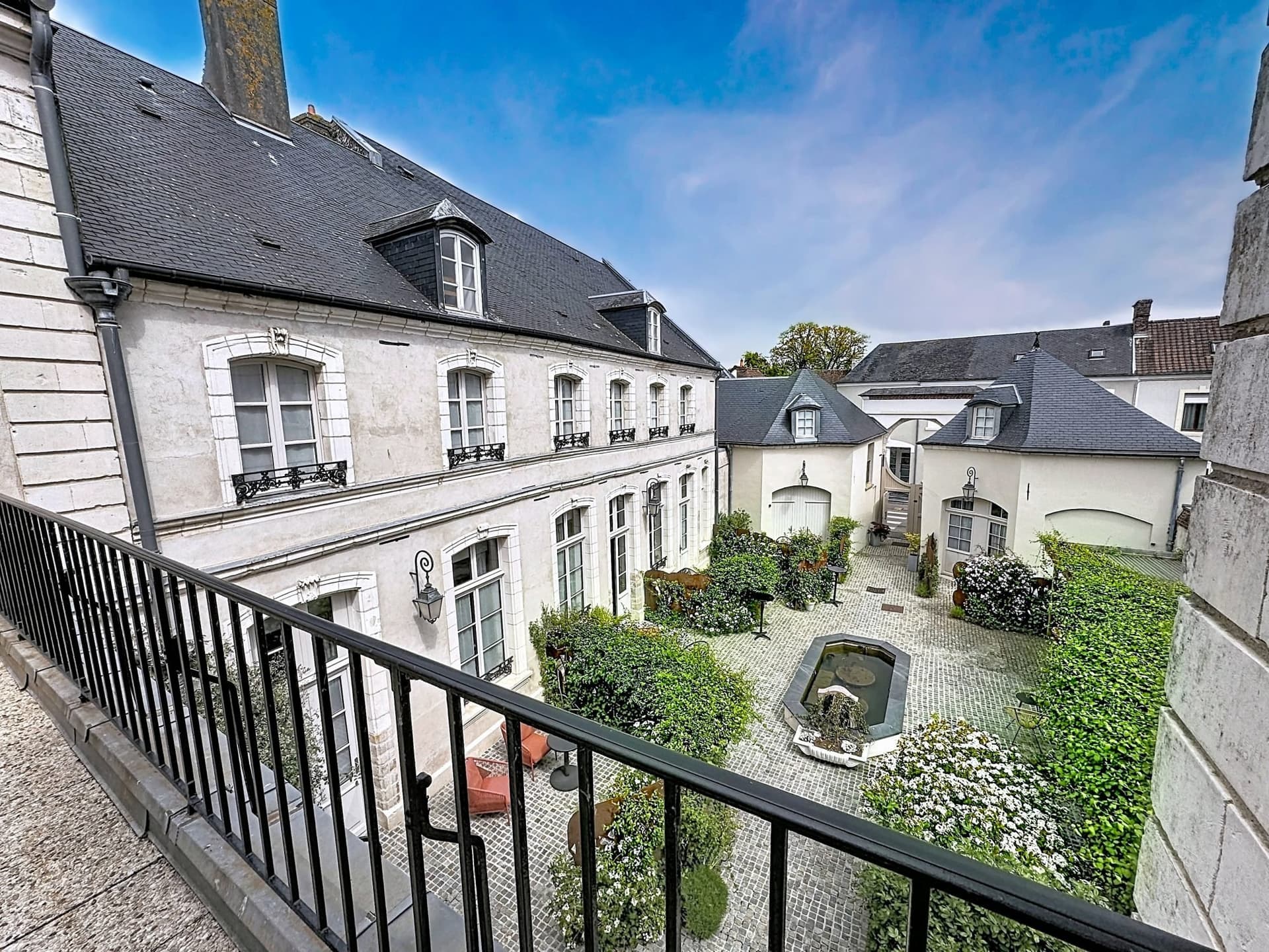 Historic Boutique Hotel in Montreuil-sur-Mer with 14 Rooms 4