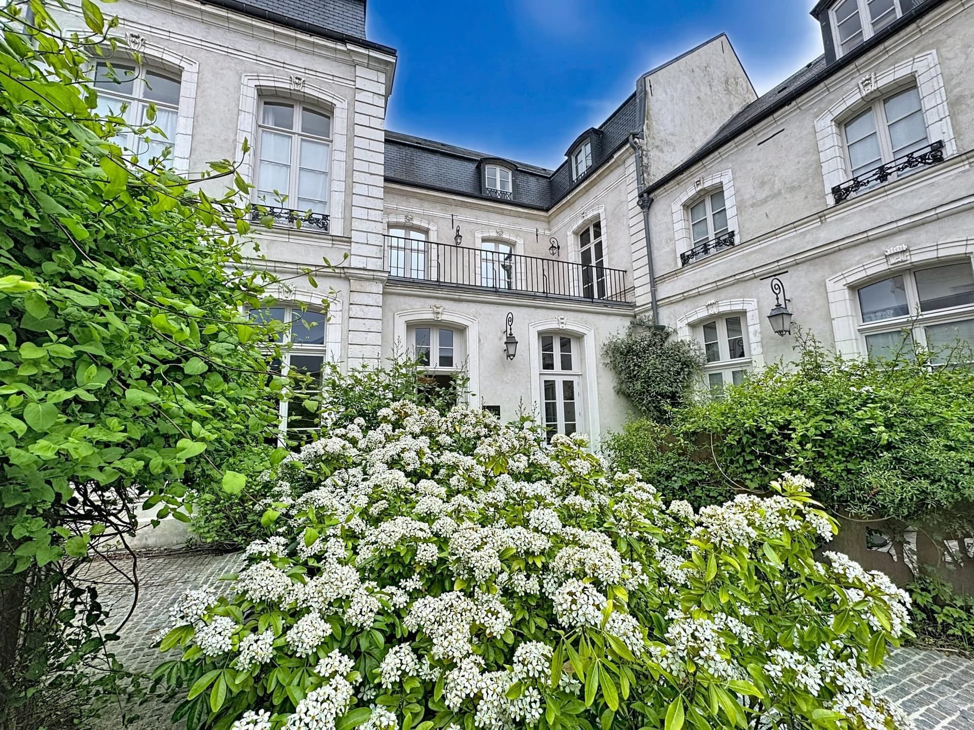Historic Boutique Hotel in Montreuil-sur-Mer with 14 Rooms 5