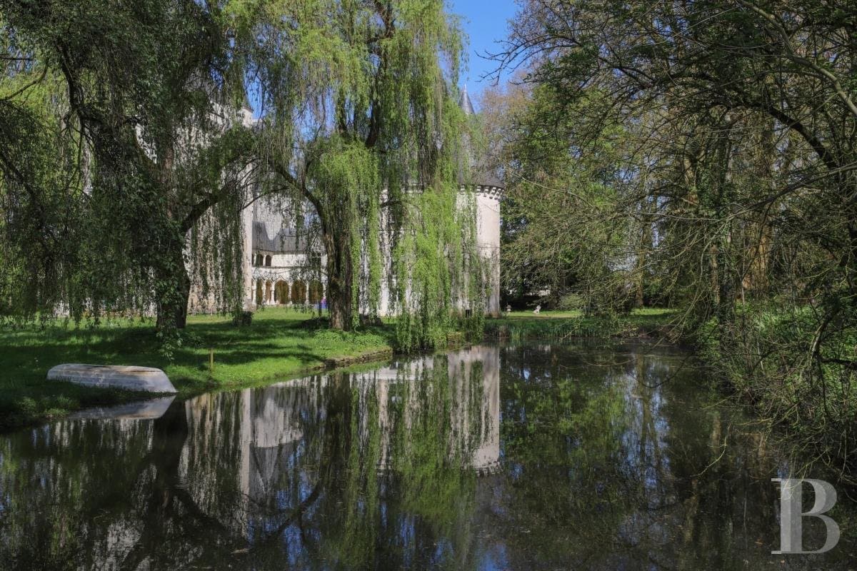 Historical Castle With Vast Outbuildings And 33 Hectares Of Grounds 3