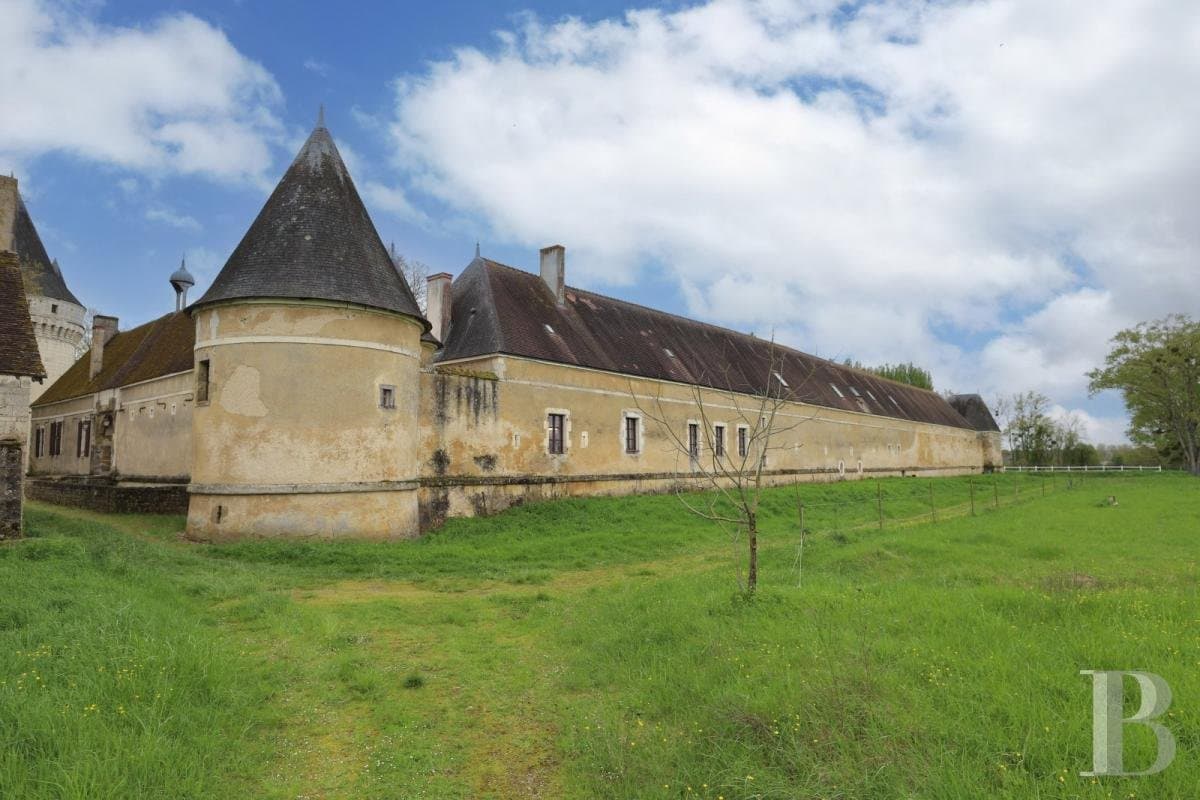 Historical Castle With Vast Outbuildings And 33 Hectares Of Grounds 4