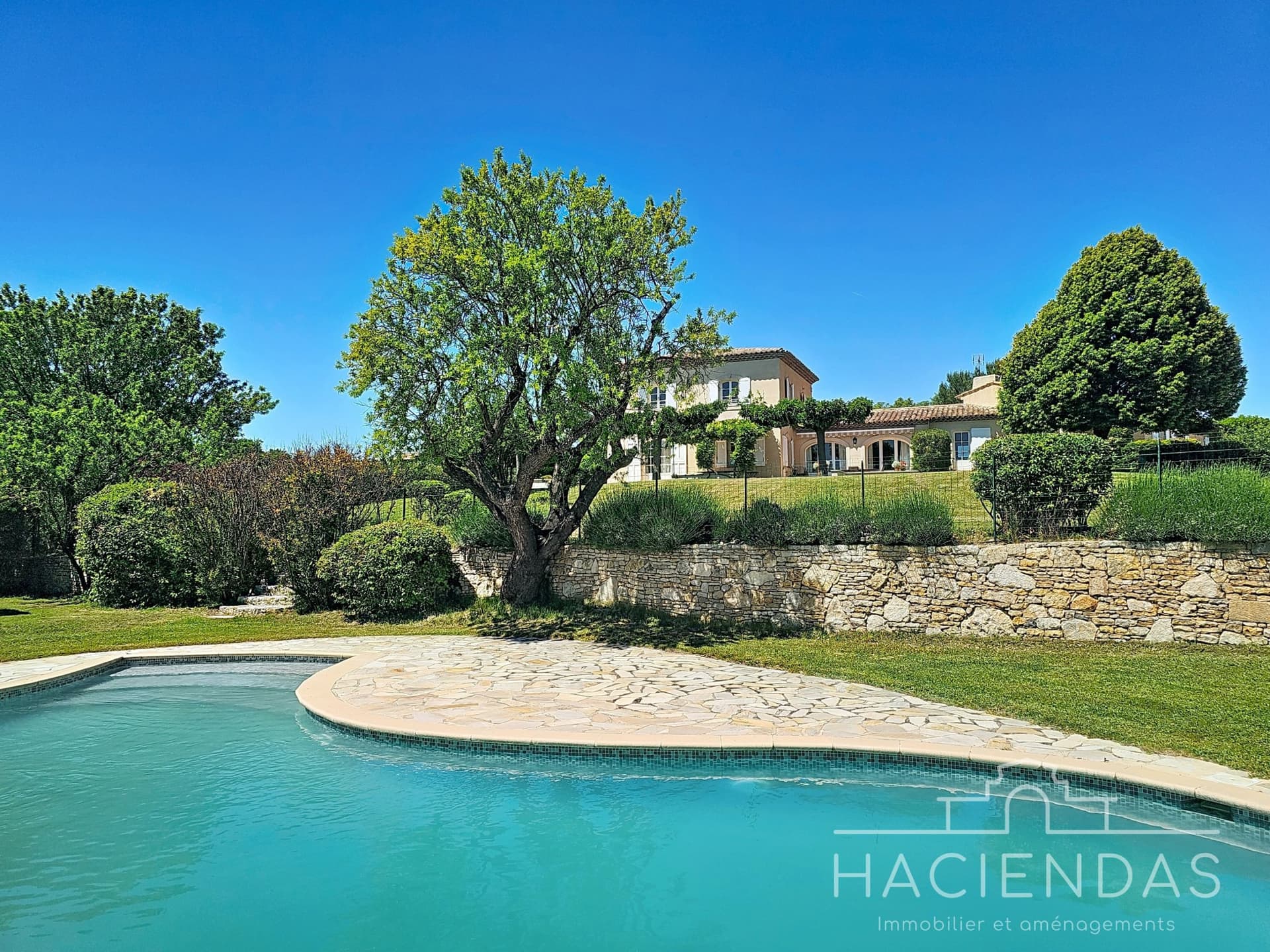 Elegant Bastide with Pool and Independent Apartment in the Heart of Provence 2