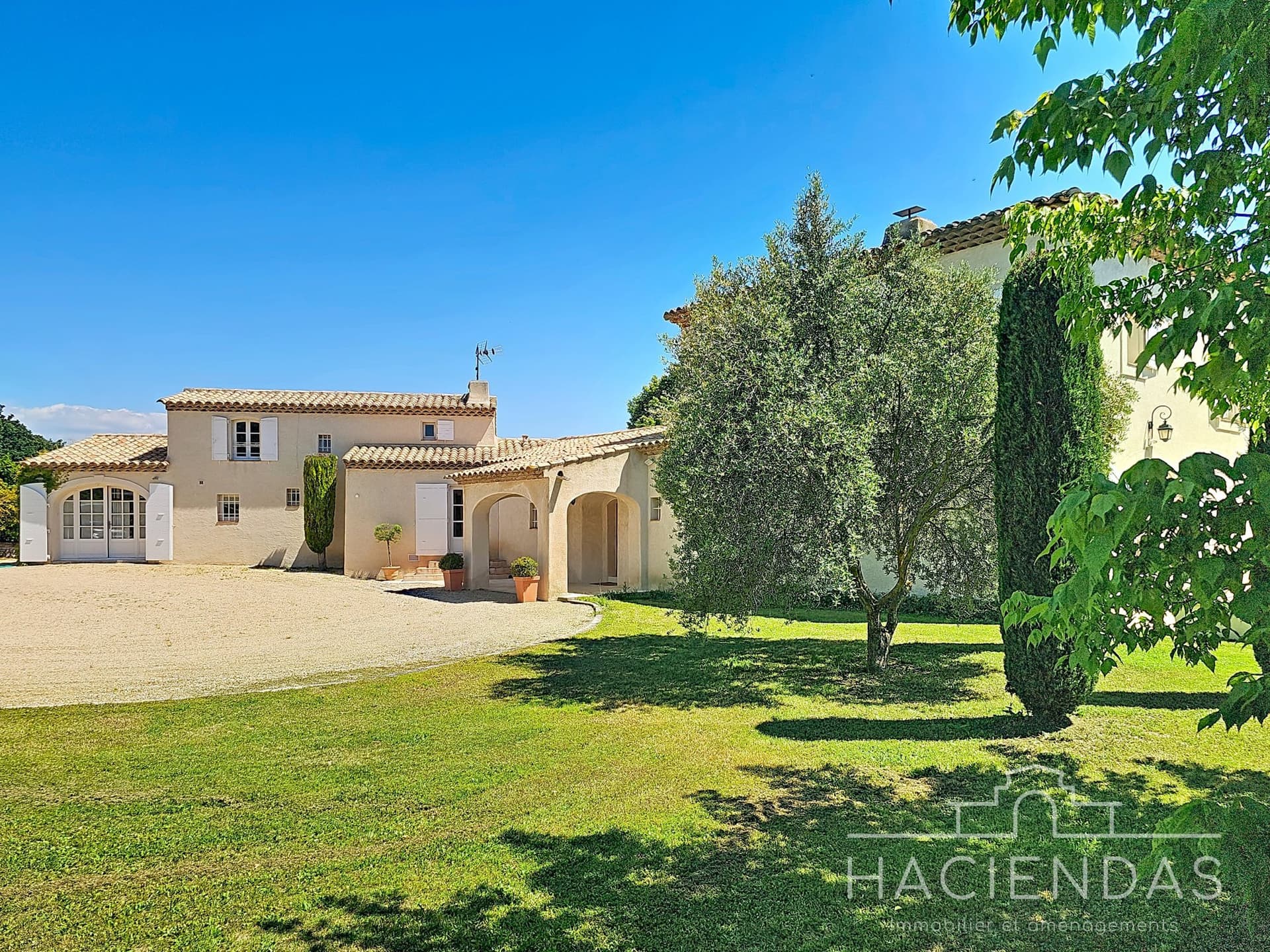 Elegant Bastide with Pool and Independent Apartment in the Heart of Provence