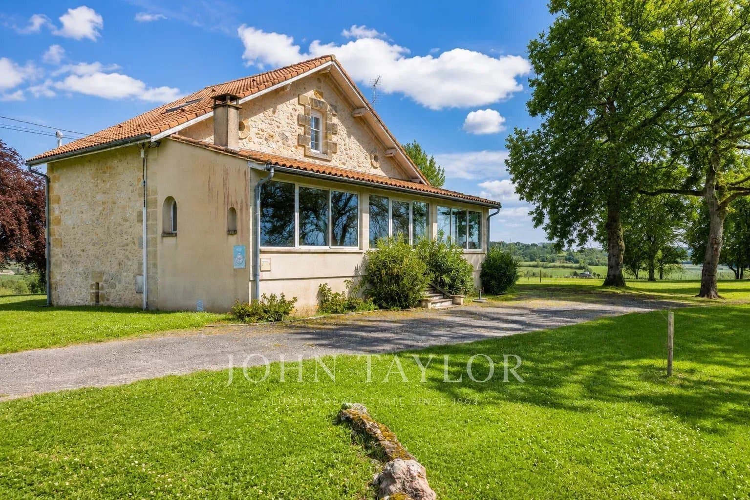 Organic Wine Estate With Panoramic Views Near Saint-Émilion 3