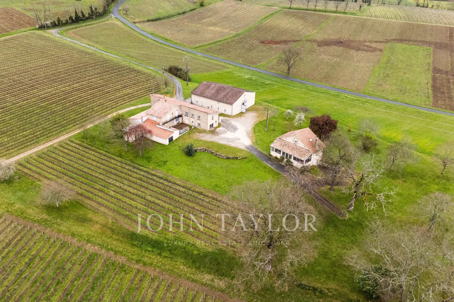 Organic Wine Estate With Panoramic Views Near Saint-Émilion 4