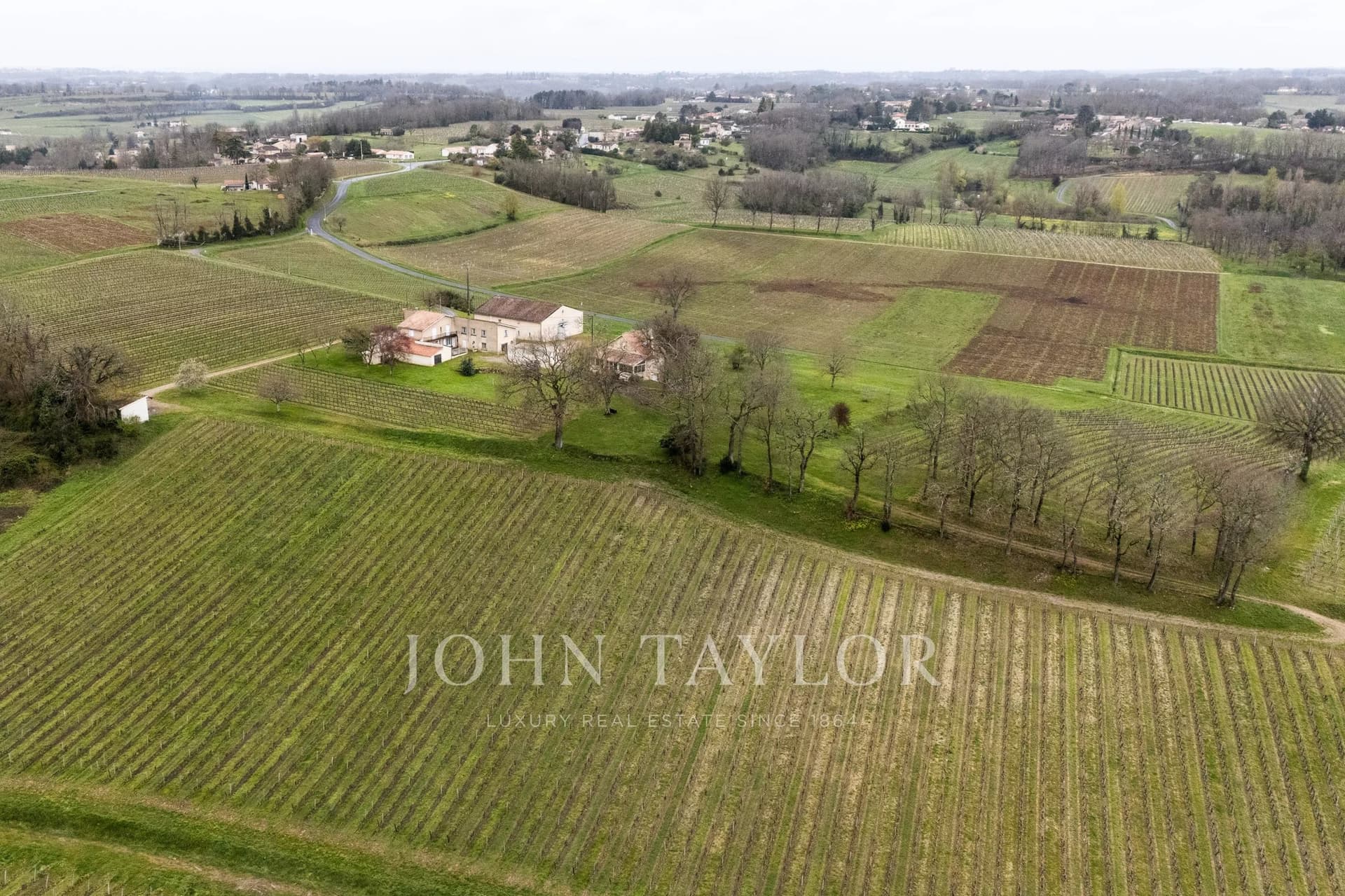 Organic Wine Estate With Panoramic Views Near Saint-Émilion 5