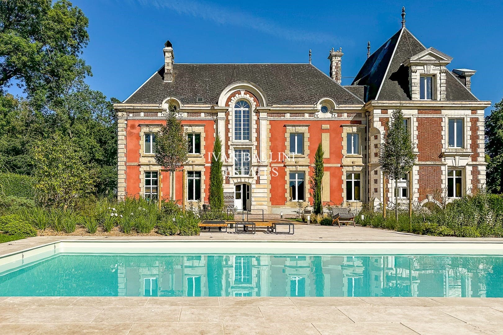 Renovated Castle With 12 Bedrooms And Swimming Pool — in France