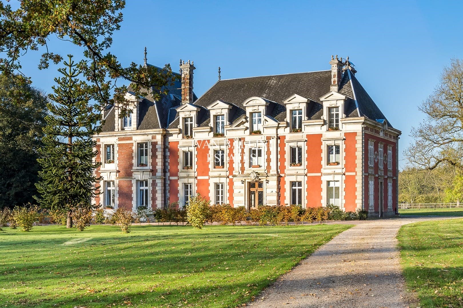 Renovated Castle With 12 Bedrooms And Swimming Pool 2