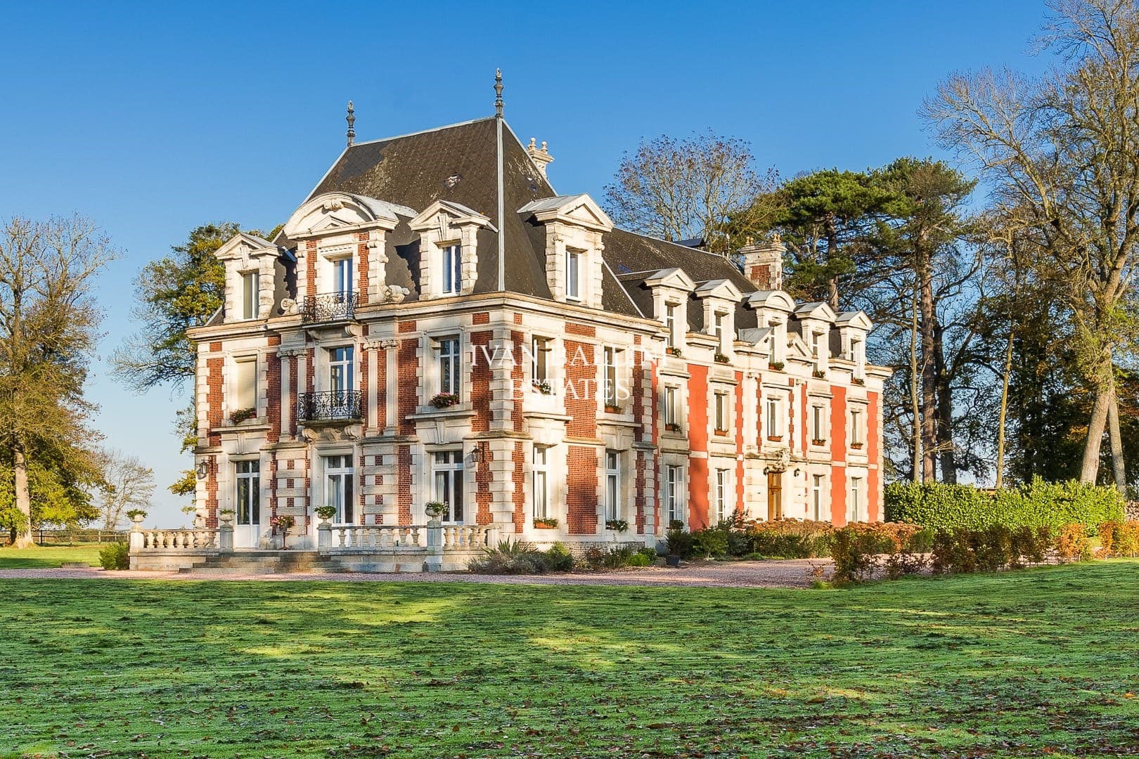 Renovated Castle With 12 Bedrooms And Swimming Pool 4